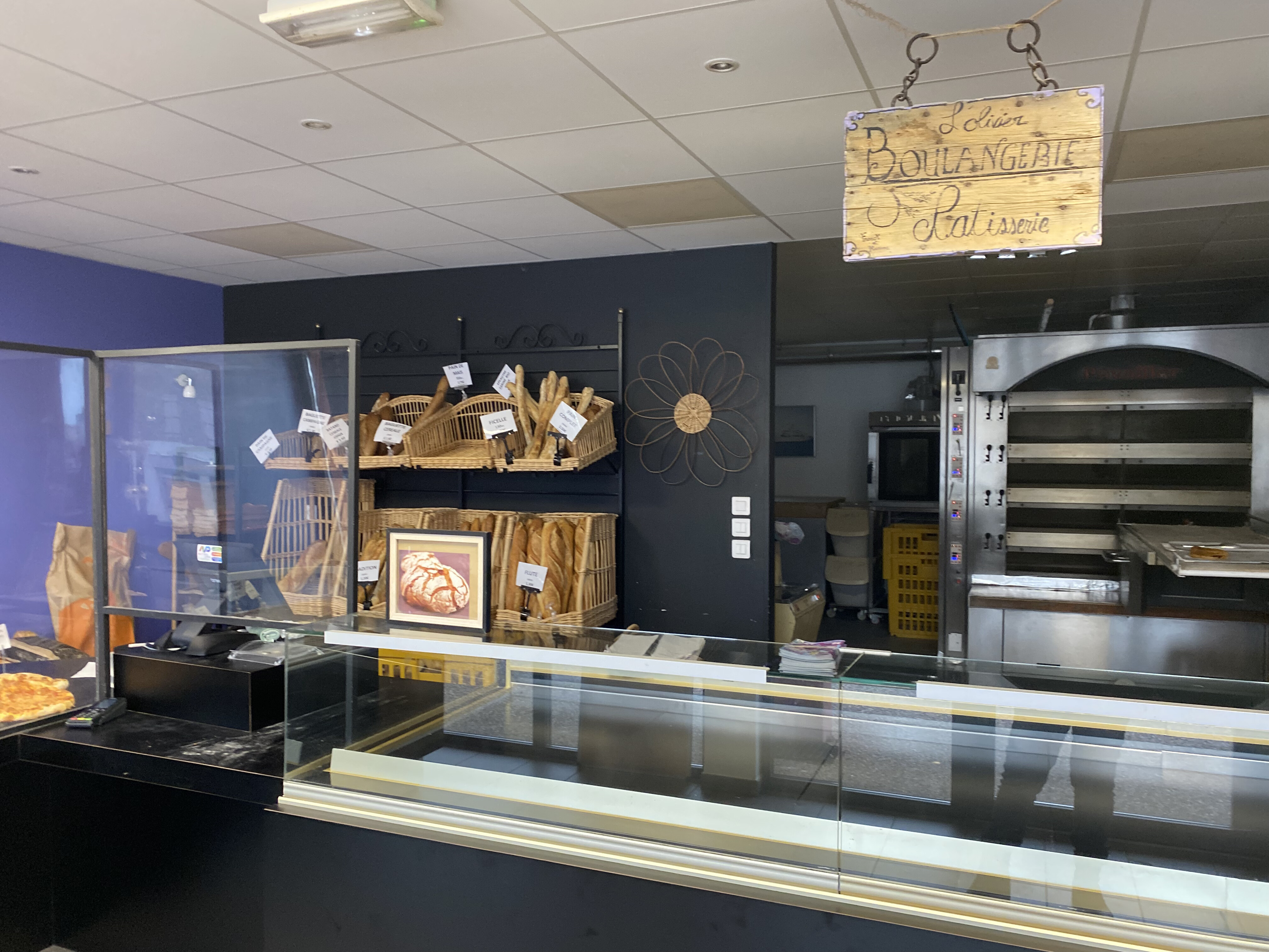 À vendre : Boulangerie–Pâtisserie artisanale, parfaitement tenue, située dans village proche d Annonay et local appartenant a la mairie .
Cette boulangerie bénéficie d’une excellente réputation locale grâce à une production 100 % artisanale, une clientèle fidèle . L’établissement est prêt à travailler immédiatement, sans investissement supplémentaire.
Atouts principaux
- Laboratoire et fournil entièrement équipés, matériel entretenu et fonctionnel.
- Fort potentiel de développement : snacking, gamme traiteur, pains spéciaux, horaires élargis, partenariats locaux.
- Local propre, optimisé et facile à exploiter, idéal pour un artisan seul ou un couple.
- Cadre de vie agréable, village calme, commerçant et attractif.
pour premier contact de préférence par e-mail