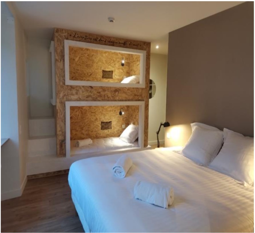 À vendre un hôtel**– restaurant, refait à neuf en 2020.
Il s’agit d’un établissement saisonnier, situé en Lozère, au cœur d’un village de 500 habitants. Le bien se situe à 30 minutes de Florac Trois Rivières.
Très touristique, il est au carrefour de différents sentiers de randonnée.
Les clients sont principalement des sportifs (randonneurs, vététistes), des familles, des retraités… 
Les vacanciers viennent profiter du calme, ils se relaxent en écoutant le bruit de l’eau, ils viennent se reposer tout en visitant la région, tandis que d’autres profitent de ce cadre pour pratiquer des sports de nature.
L’hôtel peut accueillir jusqu’à 37 personnes, réparties dans 14 chambres confortables. Le restaurant dispose d’une salle d’une quarantaine de couverts, complétée par une terrasse surplombant le Tarn, très appréciée des clients, avec une capacité d’environ 60 couverts.
L’hôtel**– restaurant bénéficie d’une excellente réputation, un mélange de styles qui réunit le charme des chambres d’hôtes, le confort d’un hôtel et l’esprit chaleureux d’une auberge de jeunesse. 
L’établissement est entièrement équipé avec du matériel entretenu, acheté neuf en 2021. Il dispose d’une laverie automatique en libre-service ouverte à tous.
L’hôtel-restaurant est ouvert de mi-avril à mi-octobre. Il fonctionne uniquement avec du personnel saisonnier. Aucun CDI n’est en cours, et il n’y a donc aucun salarié à reprendre. 
Le taux d’occupation a atteint 92 % en 2024, pour un chiffre d’affaires supérieur à 500 000 €.
Le repreneur peut être accompagné lors du démarrage de l’activité. Une maison de fonction située dans le village peut être proposée à la vente en option. 

Vente du fonds de commerce : 300 000€. Vente des murs : 800 000€
Référence de l'annonce : L0496