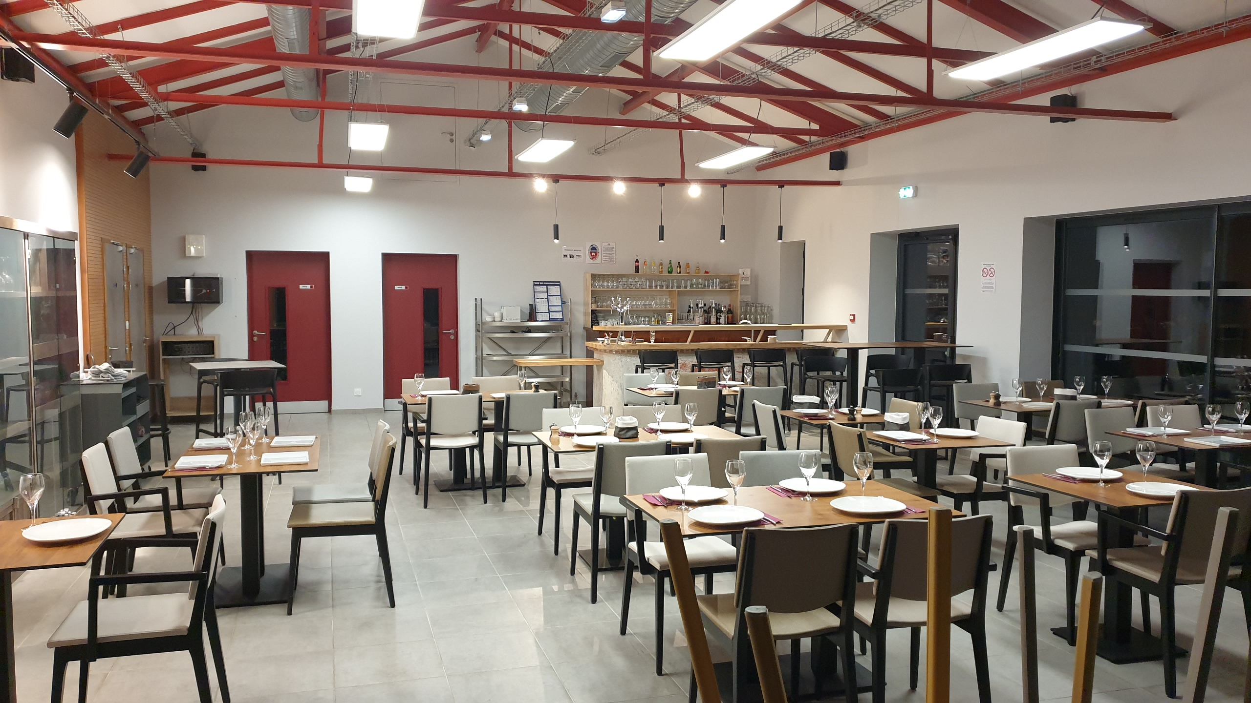 Nous proposons à la reprise un bar-restaurant bien situé au centre du village, idéalement placé pour attirer une clientèle variée. Ce lieu chaleureux et convivial est actuellement exploité avec un service de cantine le midi, offrant une base solide pour développer et dynamiser l’affaire.
La salle de restauration fait 120 m2 et la terrasse 80 m2.

Nous recherchons un repreneur motivé et dynamique, avec une expérience dans la restauration et une vision claire pour développer et animer ce lieu. Une connaissance du marché local et une capacité à innover seront des atouts majeurs.

La cuisine professionnelle est entièrement équipée, le mobilier de salle en très bon état. Tous le matériel, mobiliers et ustensiles sont présents. Un équipement multimédia est également installé.

Une affaire prête à démarrer sans investissement.

Ne manquez pas cette opportunité de reprendre un établissement avec un fort potentiel de croissance et de devenir un acteur clé de la vie locale !
Pour plus d'informations ou pour organiser une visite, n’hésitez pas à nous contacter.