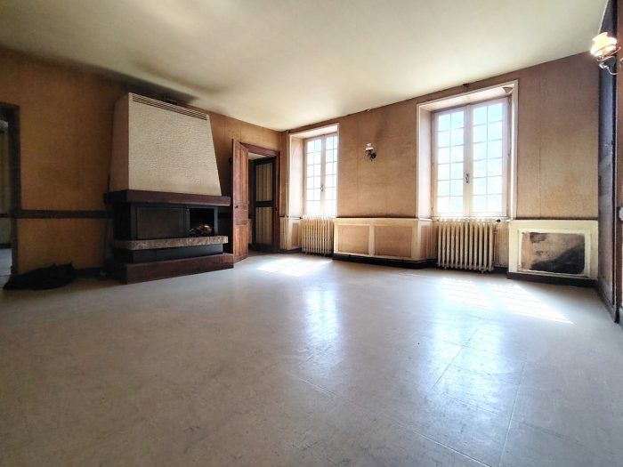 Maison Spacieuse à rénover/Ancien Hôtel à rénover

À Châtelus-Malvaleix (23270), découvrez cette maison de 8 pièces de 219 m². Au rez-de-chaussée, elle compte deux grands salons de 27 m² chacun, une salle à manger de 25 m², une chambre, une cuisine s'ouvrant sur la grande terrasse de 200m².
A l'étage se trouve une véranda de 8 m² donnant sur la cour intérieure. Quatre chambres complètent le niveau ainsi qu'une salle de bain et une petite cuisine.
Au niveau au-dessus se trouvent les combles, elles sont aménageables .
La maison bénéficie d'une cave ainsi que d'un garage.
Chauffage au fioul, tout à l'égout, taxe foncière de 836€.
L'intérieur de la maison est à rénover.
Des établissements scolaires (de la maternelle au collège) sont implantés dans la commune. Il y a un accès à la nationale N145 à 14 min. Pour vos loisirs, vous pourrez compter sur le cinéma tout comme son plan d'eau, ses randonnées. Restaurant, boulangerie, coiffeur, boucherie-charcuterie, fleuriste et un bureau de poste sont également accessibles. Le marché anime le quartier.