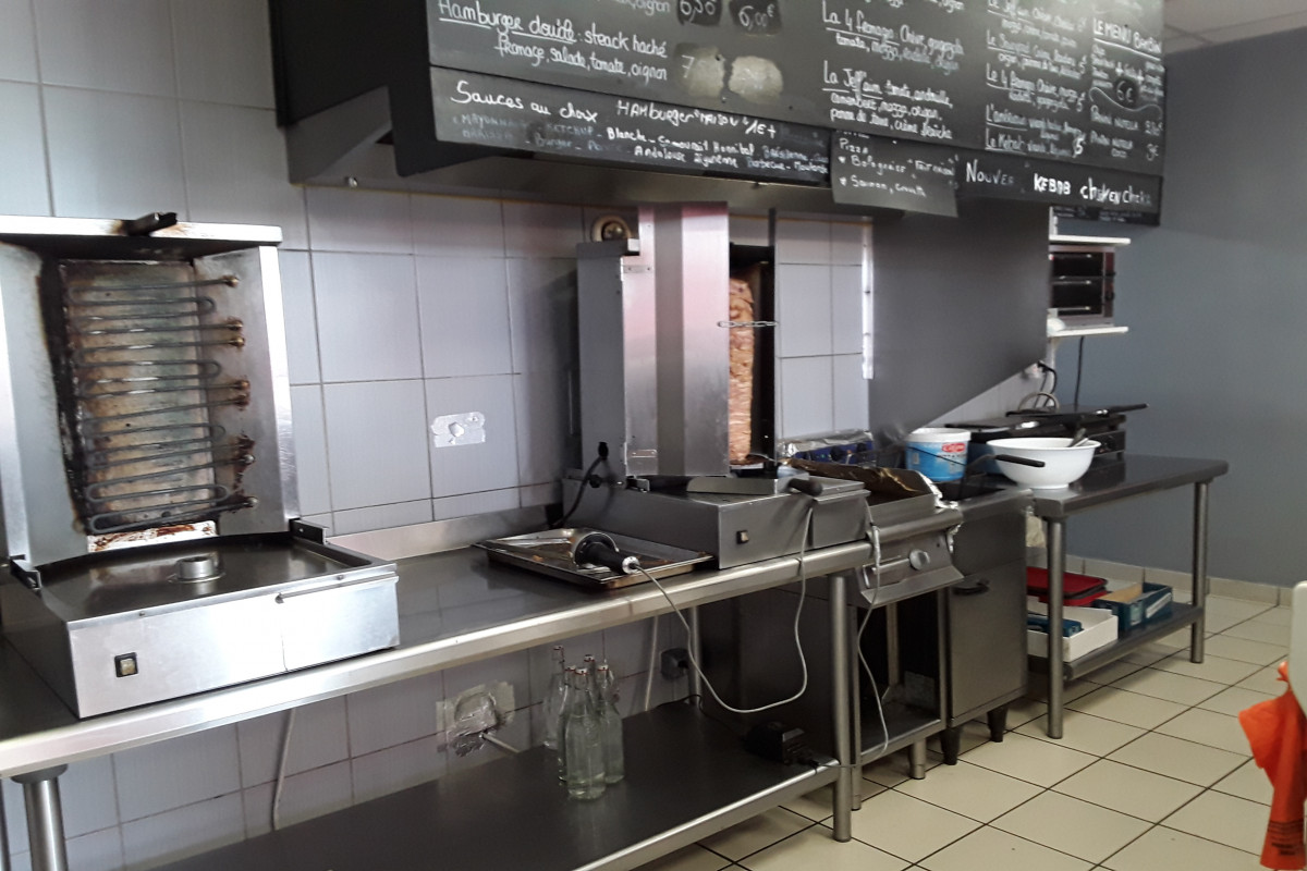 Vend sandwicherie kebab pizzeria 25 place assises plus
 25 en terrasse