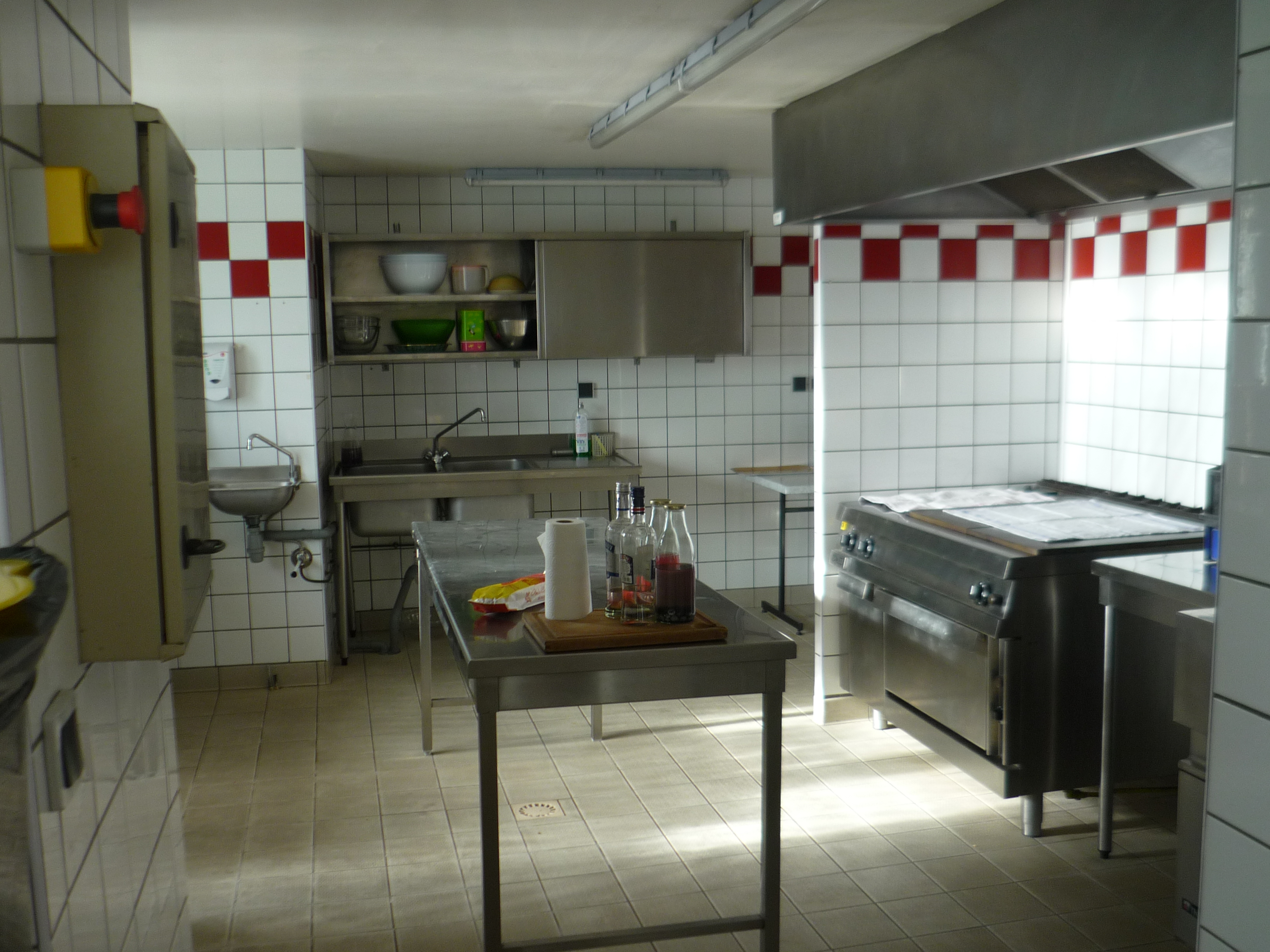 La Commune d’ALLINEUC (Côtes d’Armor) est à la recherche d’un locataire-gérant pour la reprise de son bar-restaurant, entièrement équipé, situé au cœur du bourg. Créé il y a plus de 20 ans, ce commerce possède une place importante au sein de la vie de la communale et associative.    

Il est proposé des murs commerciaux et d’habitation à louer. Le tout est composé d’un espace bar-restaurant de 150 m² et d’une cuisine de 30 m², aux normes ainsi que d’un appartement T3 de 60 m².
La commune est ouverte à toute proposition (ouverture en semaine complète, uniquement le week-end, restauration ou simple snacking…) tant que le commerce reste un lieu de convivialité.

La commune d’Allineuc possède un environnement naturel privilégié avec notamment son lac de Bosméléac. Allineuc est un village de 600 habitants au cœur de la Bretagne. La commune fait partie du territoire de  Loudéac Communauté Bretagne Centre, dynamique de par son soutien aux activités économiques