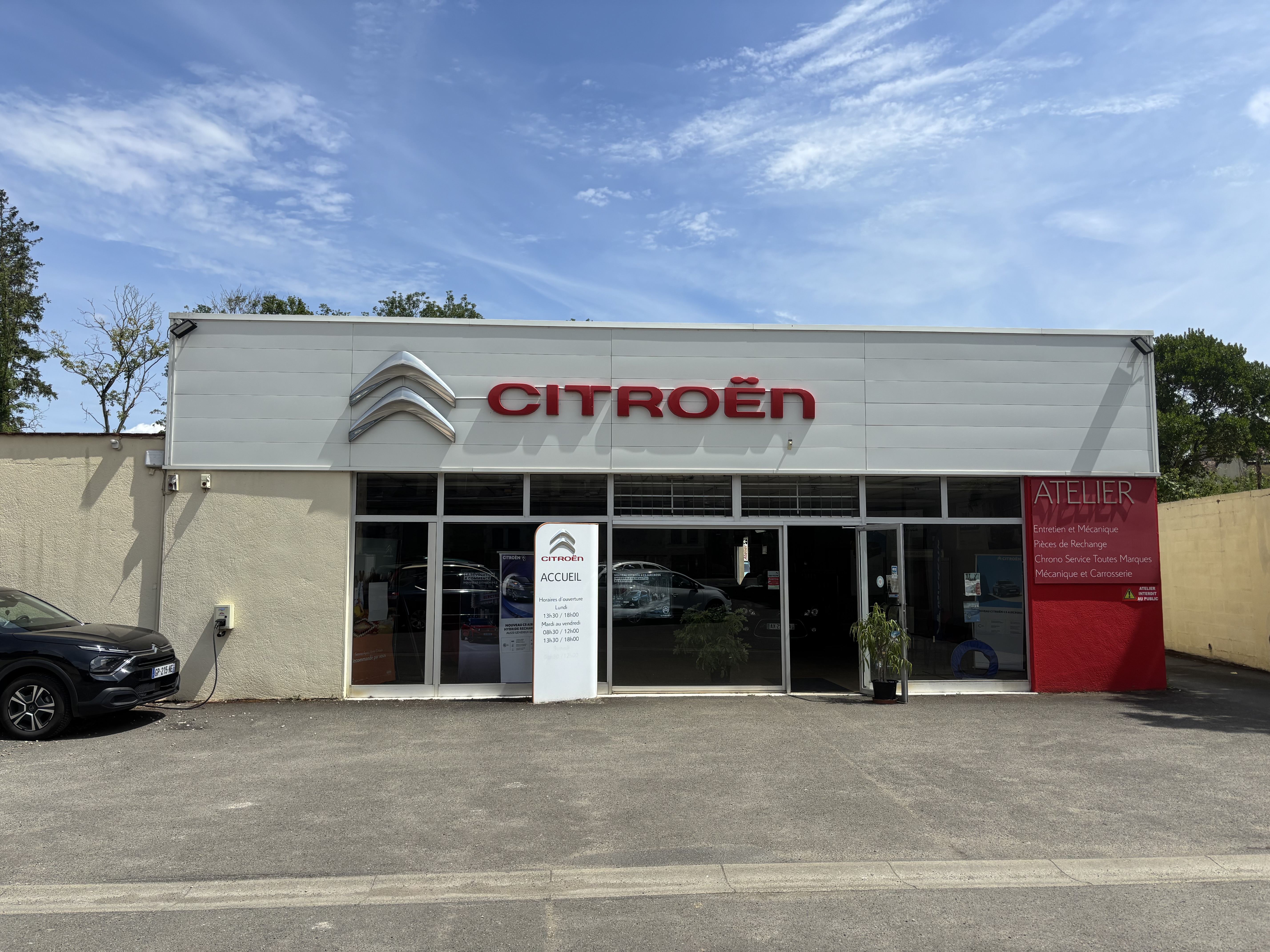a vendre fond de commerce GARAGE CITROEN depuis le 04/08/1997  Cause départ retraite de un des 2 associes
Nous sommes  situé dans le village en centre ville et  en face du chateau 
nous avons 02 salaries autonome et un depuis 25 ans pour la carrosserie c'est en sous-traitance  Nous possédons 02 bornes recharge électrique +  appareil 
charge clim r134 et 1234 YF 03 ponts  donc 02 de colonnes   + appareil Géometrie neuf