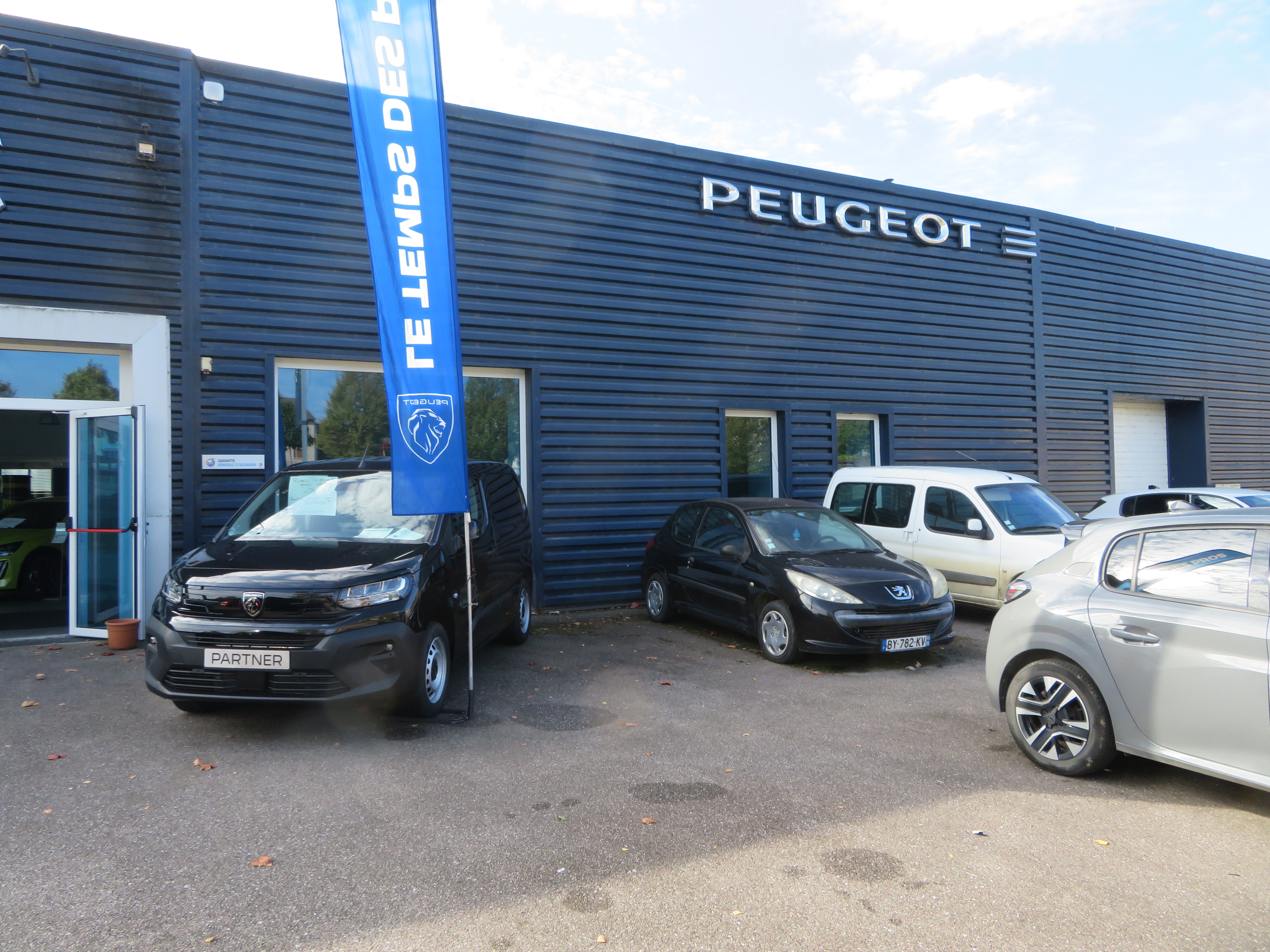 GARAGE AUTOMOBILES TENU 35 ANS CAUSE RETRAITE DANS 15 MOIS MÉCANIQUE CARROSSERIE VENTE DE VÉHICULES .BONNE CLIENTÈLE .MILIEU RURAL VILLAGE DE 350 HABITANTS EN MEURTHE ET MOSELLE AU BORD DES VOSGES .AGENT PEUGEOT MAIS AUSSI MULTI MARQUES.JE PEUX VOUS FORMER MES 15 MOIS RESTANT .JAMAIS UN MANQUE DE TRAVAIL.ON VOUS ATTENDS AVEC GRAND PLAISIR .N HESITER PAS A ME CONTACTER POUR PLUS DE RENSEIGNEMENTS