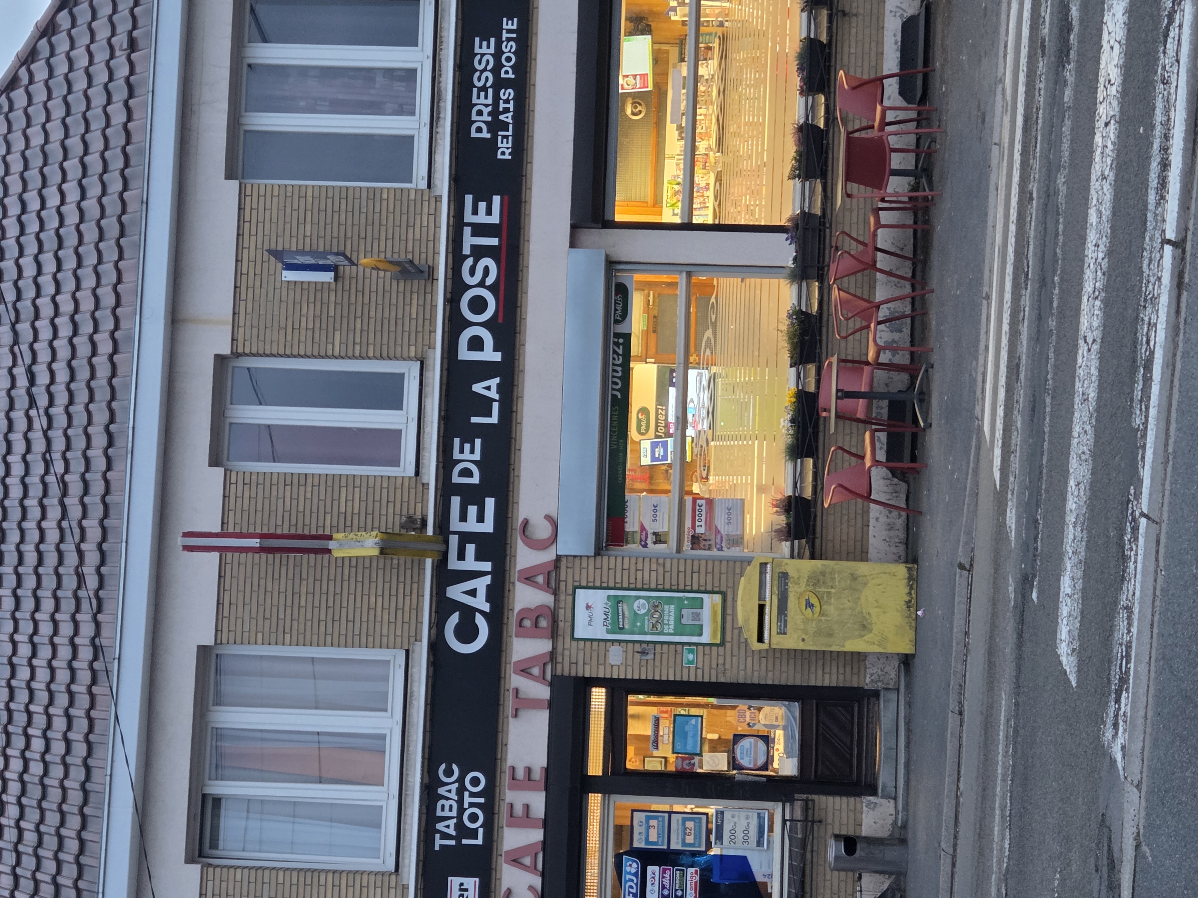 Vend cafe pmu loto tabac presse colis 
Beaucoup  de passage 
Une petite  restauration sur place ou emporter 
Tres bonne clientèles,  village  tres accueillant 
Logement  parking  devant