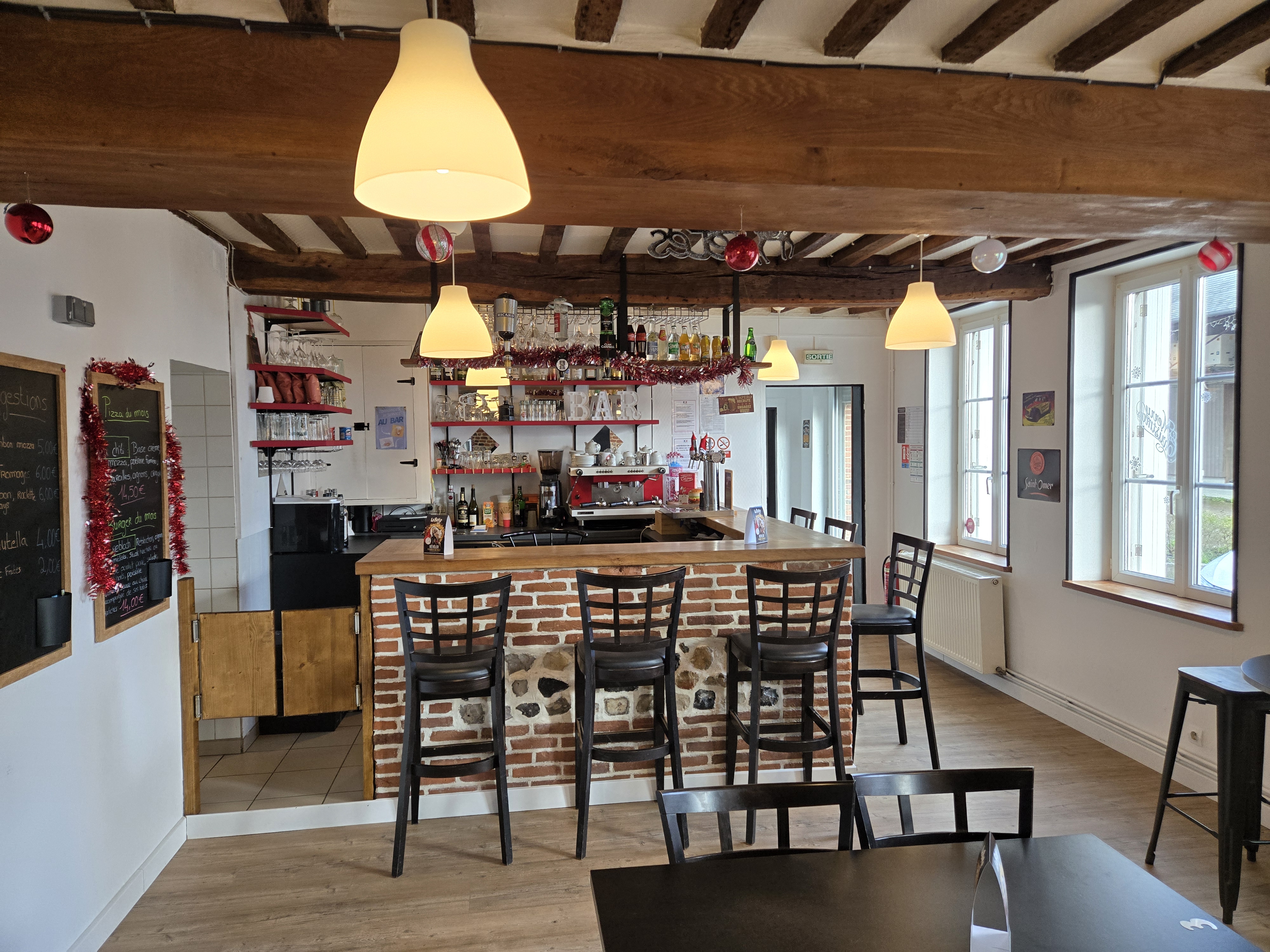 Fond de commerce d'un Bar pizzeria implanté au cœur du village (Ourville en caux) 

Capacité du bar 25 places assises + 15 en terrasse. 

Doté ́d'une cuisine équipé et d'une salle de jeux annexe. 

Nombreuses places devant l'établissement, pas de contrat brasseur.

Activités de bar, pizzas, burgers, concert, soirées a thèmes.