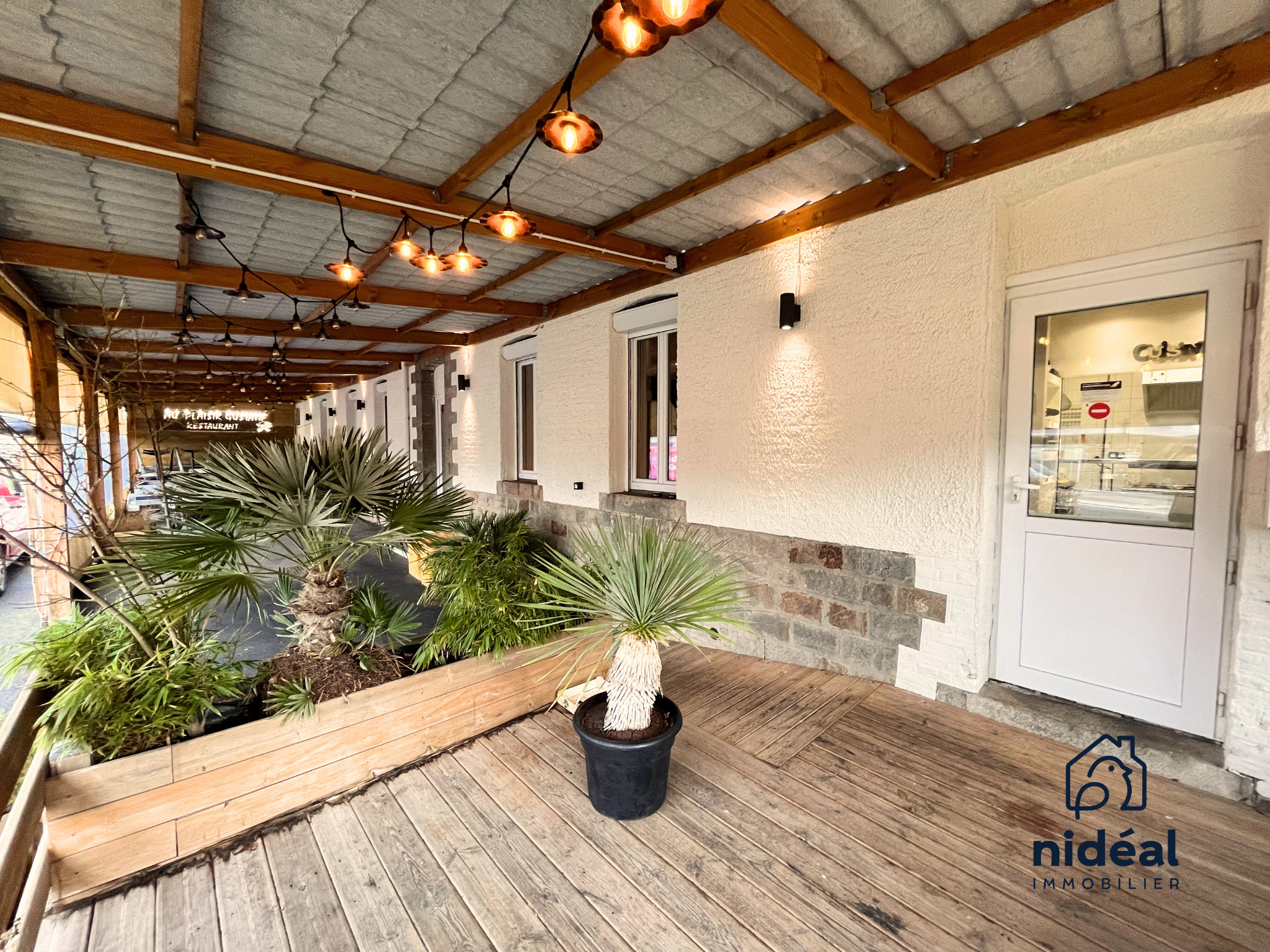 Vends Restaurant Cuisine traditionnelle " Le Plaisir Gustatif "

Situé sur un axe très passant, à 10 mn de Le Quesnoy, Regardez le charme de ce Restaurant fréquenté par une clientèle locale fidèle.
Fonds de commerce au prix limité de 74 000 € (Hors frais de négociation à la charge de l'acquéreur)

Ce bien en vidéo :
https://youtu.be/bSQMH4tTtG8

Restaurant de qualité et chaleureux composé d'un mobilier de qualité en excellent état et d'une cuisine parfaitement équipée
Normes PMR respectées
Hygiène irréprochable
Licence IV

Capacité de 45 couverts à l'intérieur et autant à l'extérieur avec la terrasse
Parking bitumé et places de stationnement gratuits sur la route pouvant accueillir une quinzaine de voitures

Possible reprise du personnel (un cuisinier et une vendeuse)

Loyer de 900 € HT

Possible rachat des murs à étudier (un logement attenant fait partie des murs)

Un distributeurs de plats préparés à l'extérieur du Restaurant

Aucun endettement et peu d'engagements

Une visite s'impose
plus d'informations par téléphone au 06.74.58.75.50.