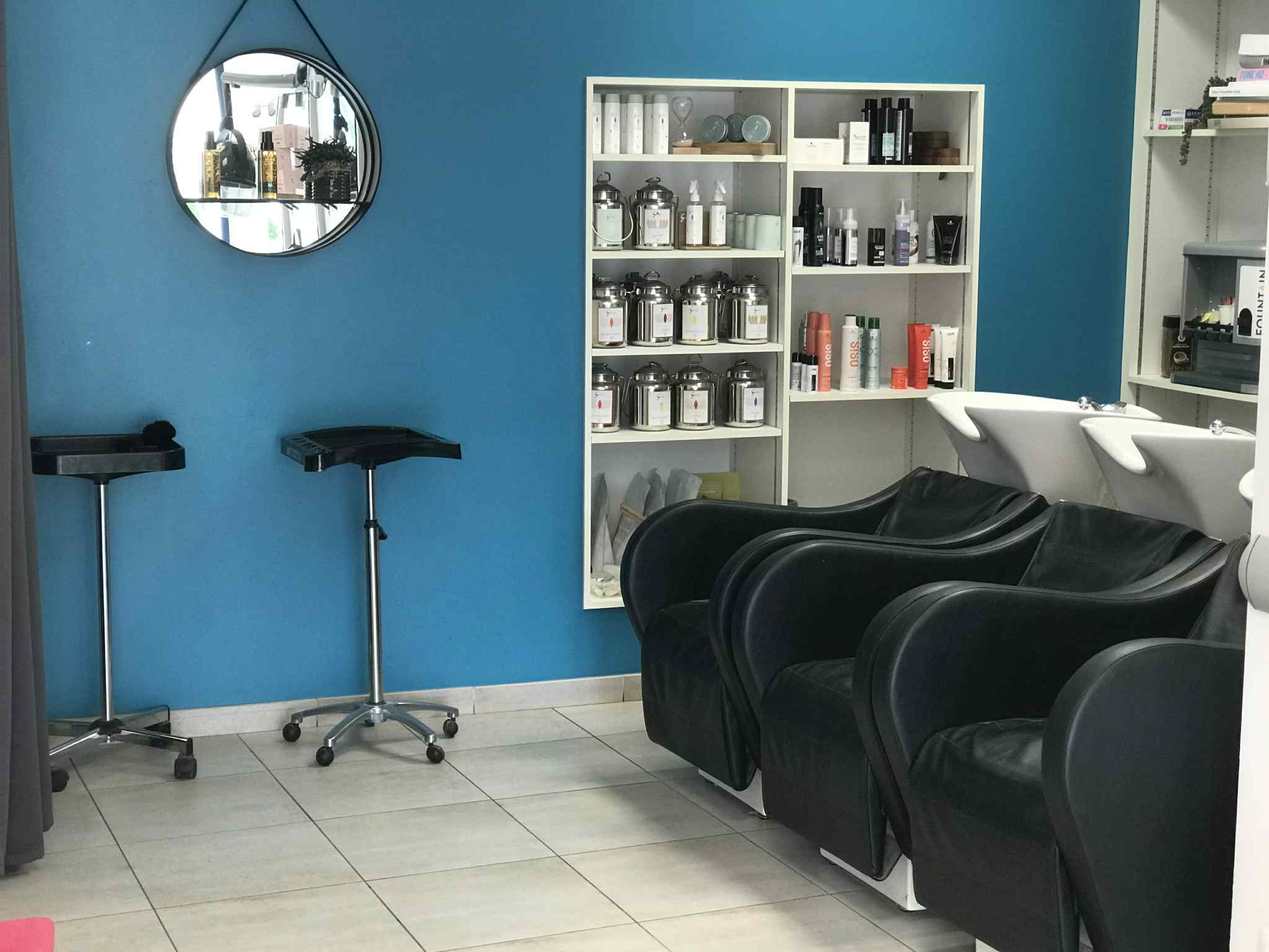 A vendre super salon de coiffure..
En plein centre ville d’une commune à taille humaine mais en pleine expansion..12000 habitants avec le regroupement des communes et 400 logements en constructions.
6 postes de coiffages.
Coloration classique et naturelle.
Equipe en place qui n attends que vous..
Parking à proximité.
Norme pmr ok.
2 collèges à proximité 
1 pôle santé avec l’arrivée prochainement d’un irm 
1 pôle d’orthodontie..