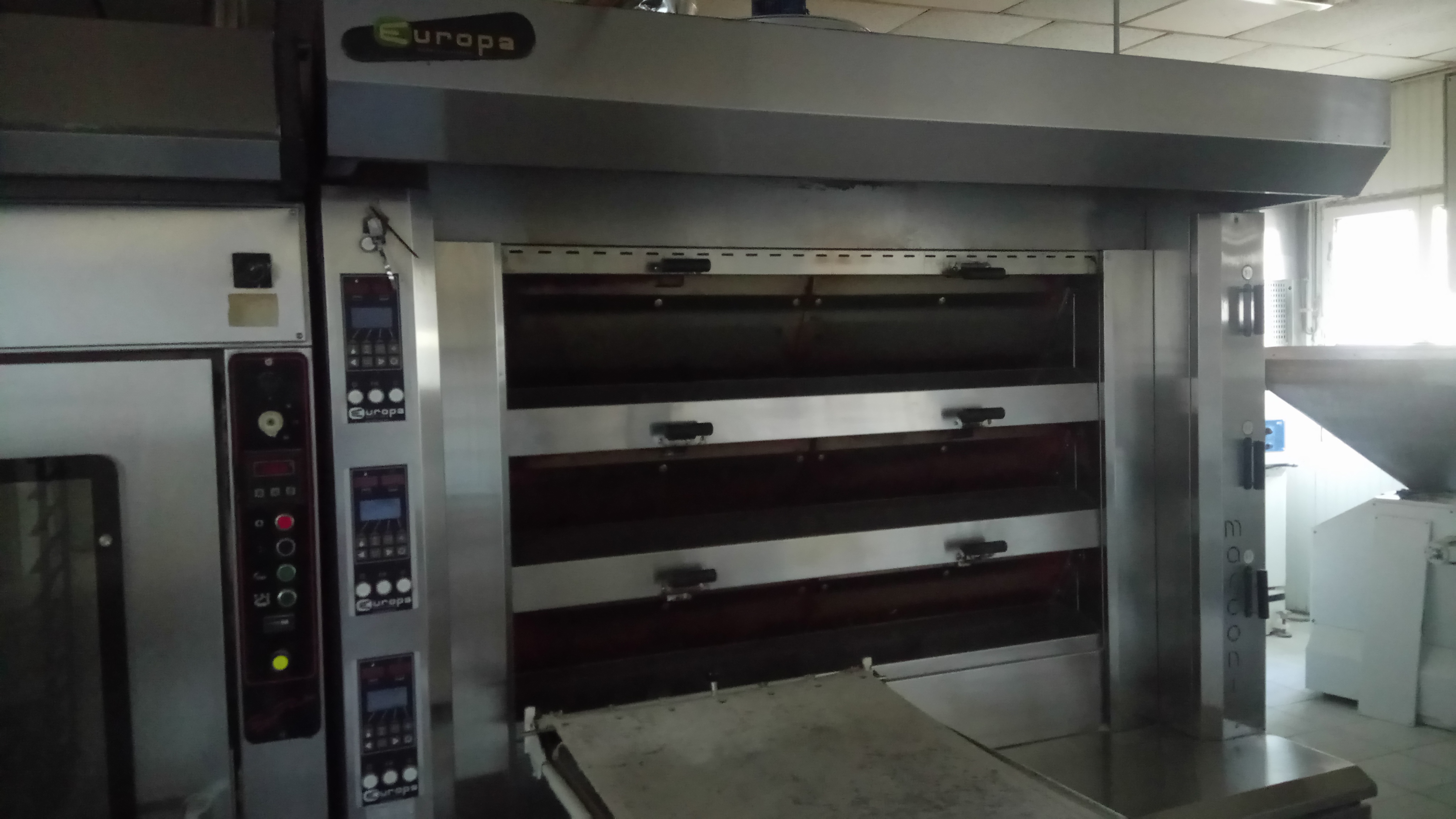 Boulangerie – Pâtisserie – Épicerie avec tournée à reprendre en Creuse (23)

Après 20 années d’activité, nous souhaitons transmettre notre boulangerie-pâtisserie-épicerie à l’approche de la retraite.

Situé à La Villetelle (23260), en Creuse, sur l’axe Aubusson – Clermont-Ferrand, le commerce bénéficie d’une clientèle locale fidèle. Aubusson, sous-préfecture de la Creuse, se trouve à environ 17 km, soit une quinzaine de minutes en voiture. L’activité est complétée par une tournée dans les villages environnants, permettant de proposer boulangerie, épicerie et produits frais directement aux habitants.
En complément : point poste/ café à emporter 

L’ensemble comprend un magasin avec réserve ainsi qu’un fournil équipé avec espaces boulangerie et pâtisserie, plonge et vestiaire. Le matériel professionnel est dans l’ensemble récent.

La tournée est assurée avec un Renault Master aménagé en magasin itinérant, équipé notamment d’une vitrine réfrigérée sur toute sa longueur. Le véhicule est inclus dans la vente du fonds de commerce.

L’entreprise fonctionne actuellement avec trois salariés à temps partiel : un pour la tournée, un en boulangerie et un pour la vente le week-end.

La partie habitation comprend une maison avec cour et grand terrain ainsi qu’un appartement situé au-dessus d’une partie des locaux. Des travaux de rénovation sont à prévoir dans la maison et l’appartement.

Pour les familles, Crocq se situe à environ 6 km et dispose d’établissements scolaires. La commune de La Villetelle est desservie par le transport scolaire.

Conditions de vente

- Fonds de commerce : 30 000 €, comprenant le matériel professionnel ainsi que le Renault Master aménagé et réfrigéré utilisé pour les tournées.
- Murs professionnels : 40 000 €.
- Partie habitation : 80 000 €, comprenant la maison, l’appartement et le terrain.

Vente uniquement : pas de location ni de mise en gérance.

Une opportunité pour un couple  souhaitant reprendre une activité de proximité implantée depuis 35 ans, avec commerce, outil de production, tournée et possibilité de logement sur place.