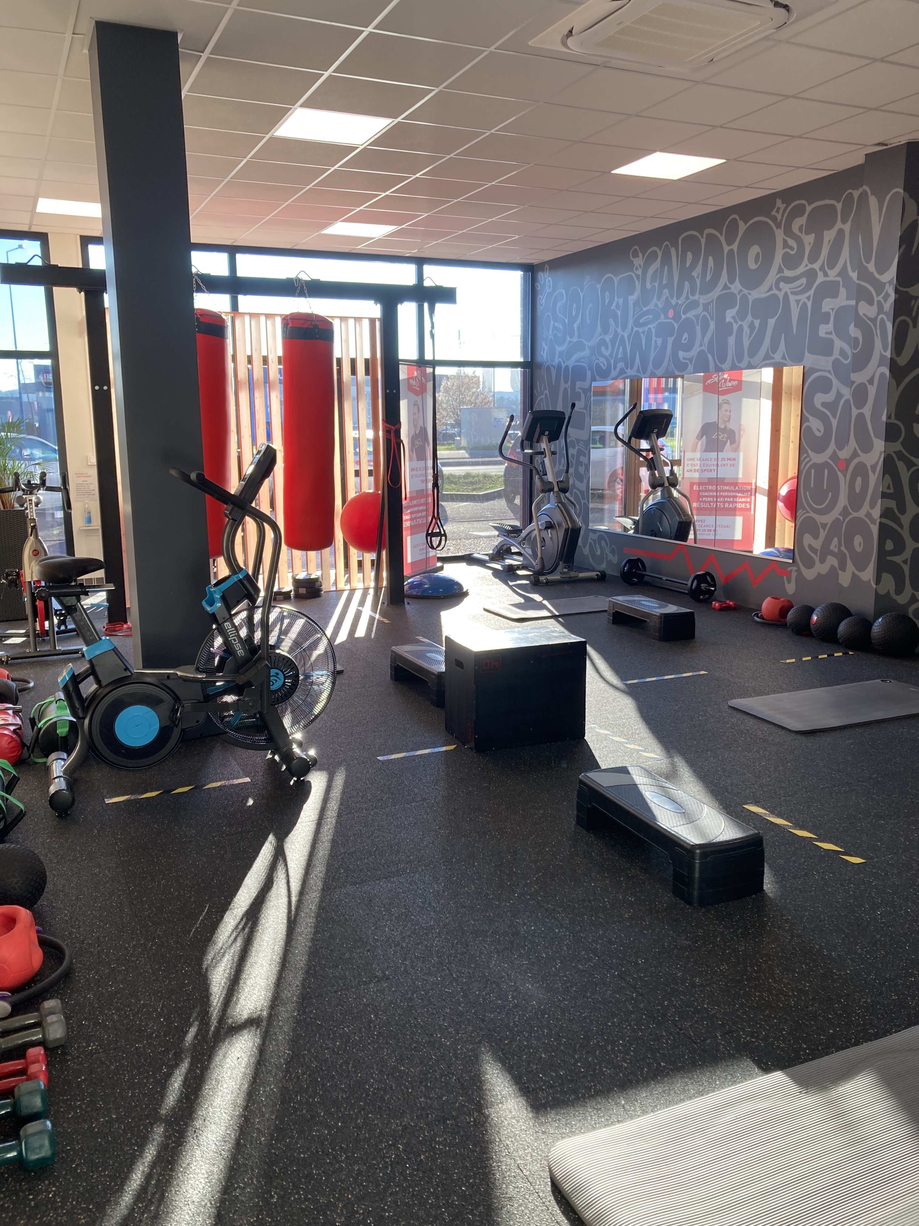 À VENDRE : Salle de sport haut de gamme - EMS STIM WAVE - 156m² - 129 000 €
Localisation : 47550 Boé ( En face d'Ogreen )

Nous mettons en vente notre salle de sport haut de gamme STIM WAVE, spécialisée en électro-stimulation musculaire (EMS) et coaching personnalisé, après 8 ans d'activité.
Située dans un emplacement privilégié avec de nombreuses places de parking à disposition, cette salle est une belle opportunité pour tout entrepreneur souhaitant reprendre une affaire rentable et moderne.

Caractéristiques principales :

Surface totale : 156 m²

Clientèle haut de gamme : Une clientèle fidèle et en pleine croissance

Matériel EMS dernière génération non câblée: Utilisé seulement depuis avril 2024, il garantit des séances d'entraînement efficaces et innovantes

Infrastructures modernes : Tout a été pensé pour offrir confort et efficacité, des équipements aux aménagements intérieurs

Espaces diversifiés :
Une salle de coaching spacieuse et lumineuse
Une salle de bike

Stationnement aisé : Multiples places de parking à proximité immédiate

Excellent état général : Aucune rénovation à prévoir, tout est prêt pour démarrer immédiatement

Pourquoi vendre ?
Après 8 années passionnantes à la tête de STIM WAVE, nous avons d'autres projets à venir et souhaitons passer le relais à une personne motivée pour poursuivre cette aventure avec notre clientèle fidèle.

Avantages :

Affaire clé en main
Aucune charge imprévue
Rentabilité assurée grâce à la notoriété de la salle et la fidélité de la clientèle
Ne manquez pas cette belle opportunité d'acquérir une salle de sport avec un fort potentiel de développement.
Aucune concurrence sur le secteur.

Prix de vente : 129 000 €
Pour plus d'informations ou pour organiser une visite, merci de nous contacter:
Par message via Le Bon Coin ou par mail