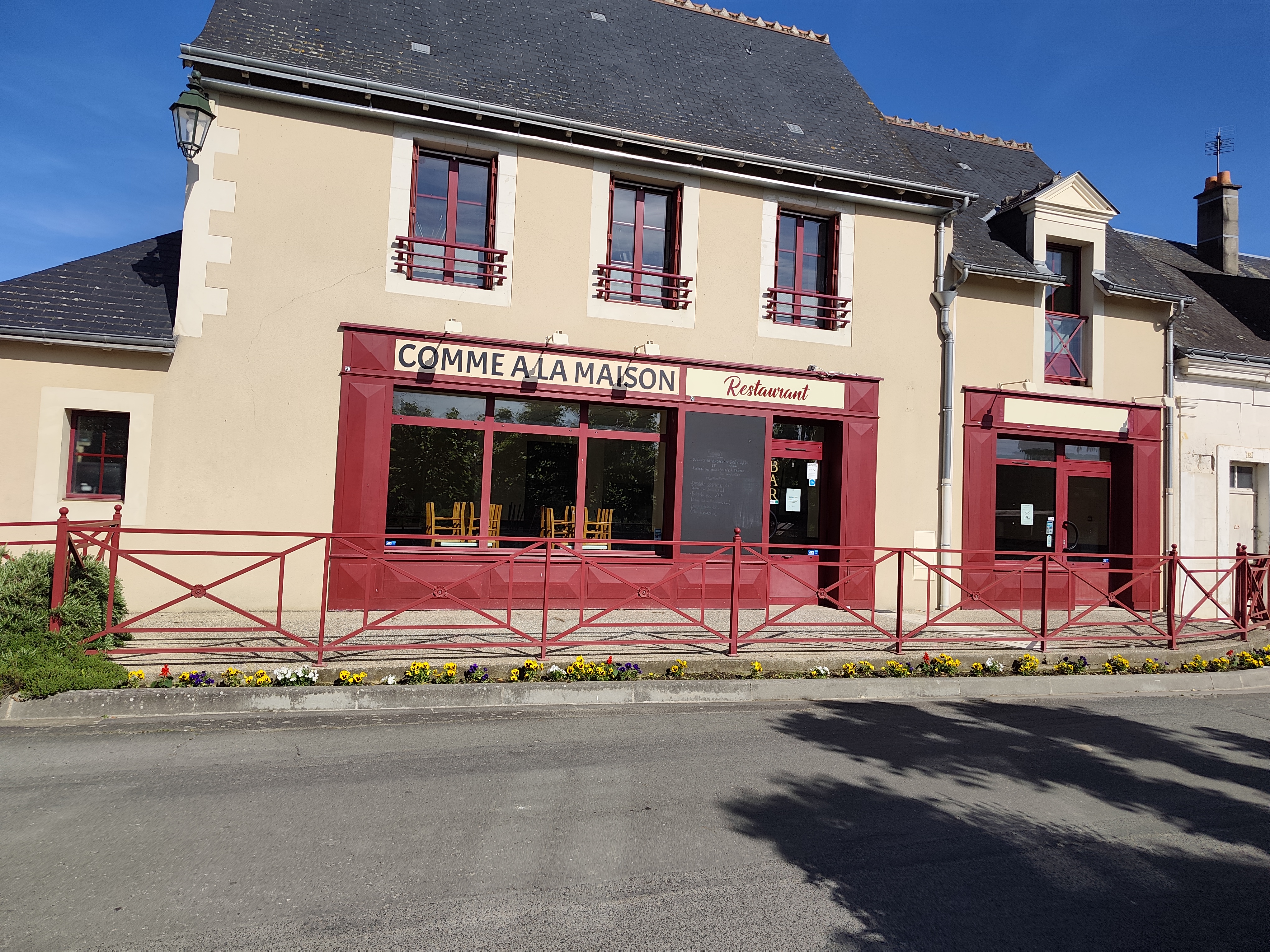 À REPRENDRE – RESTAURANT AU CŒUR DU VILLAGE DE CHENU (72)

La commune de Chenu, village dynamique de 430 habitants, recherche un(e) restaurateur(trice) pour la reprise de son restaurant communal idéalement situé au cœur du bourg.

Établissement prêt à exploiter :
🍽️ Salle de restauration de 40 à 60 couverts
👨‍🍳 Cuisine équipée
🔥 Chauffage au sol pour un confort optimal
🏡 Cadre rural agréable avec une clientèle locale et de passage

Conditions attractives :
💶 Loyer : 350 € HT / mois

Cette opportunité s’adresse à un professionnel souhaitant développer une activité de restauration dans un environnement convivial, avec un fort potentiel de proximité et un accompagnement de la commune.

📞 Renseignements et candidatures auprès de la mairie de Chenu 02.43.46.00.56