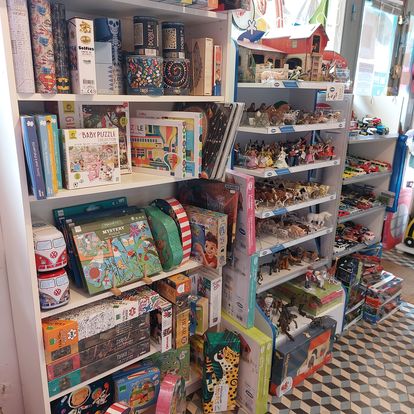 Installé depuis 12 ans à Corbigny, 
bourg qui bénéficie d'une importante zone de chalandise, 
ce charmant magasin de jouets a su grâce à sa jolie façade et à son offre pléthorique se tailler une solide réputation dans la région.
Après avoir déroulé une quinzaine de kilomètres de papier cadeau, 
Madame Toto aspire à de nouvelles aventures, 
le magasin est donc à reprendre.

Il reste des choses à  développer, les jeux de sociétés, créer un site internet etc.

Surface de vente 90m2, arrière boutique 15m2 - Loyer 400€ mensuel.
Bilan disponible sur demande.

20000€ + stock