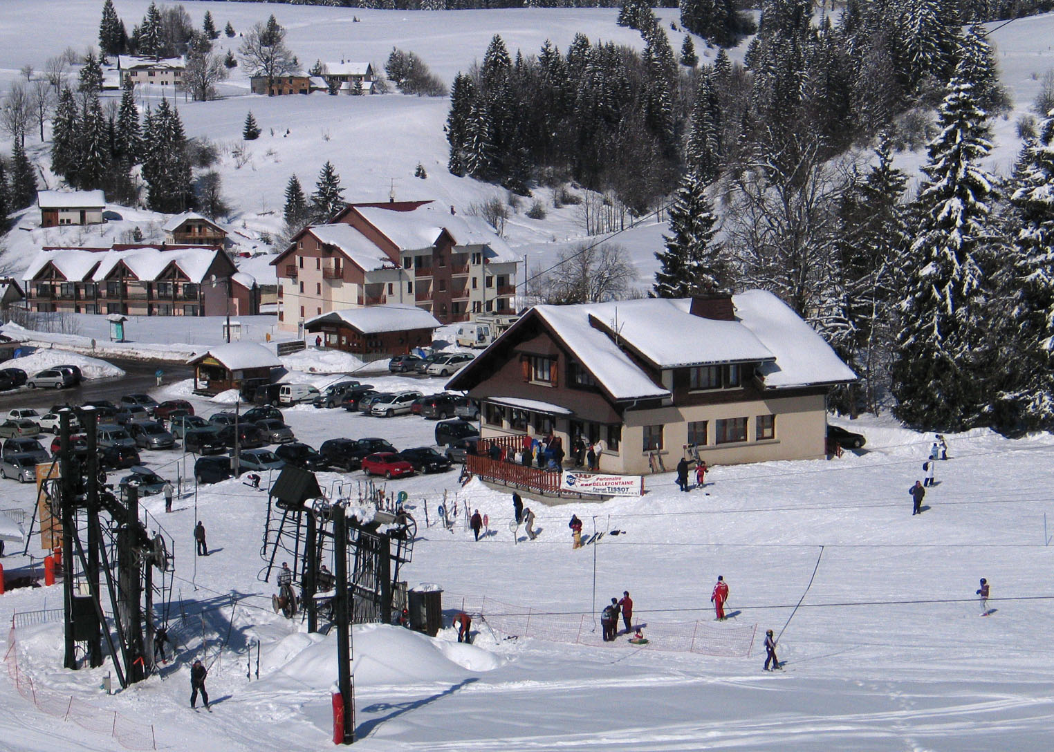 La Commune de Bellefontaine propose en gérance un restaurant idéalement situé au pied des pistes de ski et des départs de randonnée au cœur du Parc Naturel Régional du Haut-Jura.

Il se compose : d'une grande salle de restauration, d'une belle terrasse ensoleillée ainsi que d'une cuisine toute équipée.

Possibilité de proposer du snacking, des plats du jour mais également des menus régionaux.

Deux appartements au-dessus de l'établissement sont à votre disposition.

Ce restaurant n'attend plus que vous !