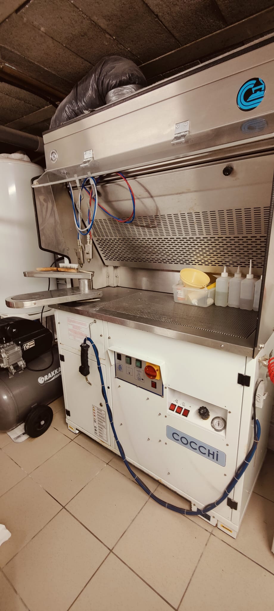 Cède un fonds de commerce  de pressing, blanchisserie, vente de produits de mercerie et laine. Cause changement d'activité.

Situé dans un village de 1300 habitants au Nord-Ouest du département du Lot-et-Garonne avec une clientèle sur environ 20 kms. Pas de concurrence sur le secteur. Clientèle fidélisée et variée composée essentiellement de propriétaires de gites, de particuliers.
Bonne notoriété liée à la qualité des prestations et à un bon relationnel. 
L’affaire fonctionne avec une personne.

Local boutique lumineux d’environ 35 m², une zone technique de plus de 70 m2 avec matériel et équipements complets et entretenus (1 machine à laver de 18 kg, un machine sèche-linge de 24 kg, une calandreuse, une table à repasser, une table à détacher et une emballeuse murale, 1 emballeuse à main). 
Deux réserves de 10 m2 et 20 m2. Loyer annuel de 6000 €
Ouvert le lundi et du jeudi au samedi matin. 
Possibilité de développement de l’activité en augmentant l’ouverture public notamment pour la partie vente laine, mercerie, la possibilité d’inclure un espace retrait colis. Chiffre d’affaires constant à 62 k€
L’affaire est disponible immédiatement.

Prix du fonds : 40 k€
Possibilité d'achat des murs commerciaux + un appartement de 80 m² occupé en bon état.