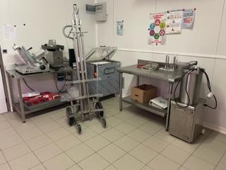 vends commerce ambulant Boucherie - Charcuterie - traiteur a emporter
grand labo - 3 chambres froides dont 1 légumes - 1 chambre de congélation
camion magasin ( 8 ans 100000km) Opel Movano Vitrine 3m10 sur 3niveaux
20 km d'Angoulême - 10 km de la Rochefoucauld
marchés sur Pranzac et La Rochefoucauld
tournées dans les communes aux alentours
( 250 km par semaine )
CA 2022  358000 euro