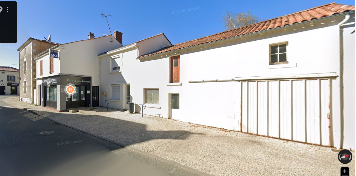 Bocage vendéen, sud vendée ,
Vend fond de commerce et murs de boulangerie,
Affaire saine et rentable 
Clientèle fidèle et régulière , touristique de juin à août
Parking public
Commerces voisins ( supérette, agence bancaire, restaurant, salon coiffure, bar tabac presse, garage automobile, notaire , funérarium , divers artisans , associations... )
Ecole publique communale maternelle / primaire
Accueil périscolaire
1100 Habitants
Cadre de vie paisible et préservé , à 15 petites minutes de villes les plus proches
Sans concurrence immédiate ,
Travail en couple avec 1 apprenti en fabrication
Horaires d'ouvertures très avantageux
5 semaines de fermeture / congés par an
Pas de travaux à prévoir en partie pro( magasin refait en 2020 et fournil en 2025 ) sanitaire , vestiaire douche .
Pas de snacking actuellement ( peut être développé sans soucis ), pas de dépot , ni foyer logement .
CA 24/25 : 194 k€

Logement sur place 5 pièces/chambres avec travaux (électricité à faire + sanitaires/sdb à prévoir en partie privée, ouvertures pvc double vitrage partout) avec grand jardin , cave , garage .

Prix de vente des murs 110 000€ 
Prix de vente du fond 125 000€
Vente cause santé
N’hésitez pas à nous contacter