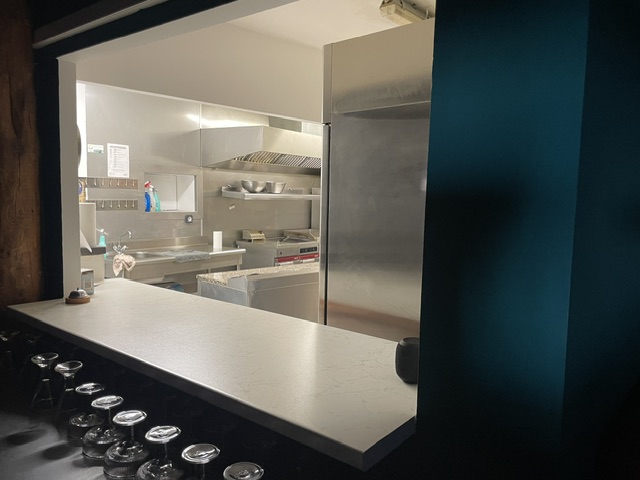 Situé dans un environnement recherché au cœur d’un secteur à forte attractivité touristique, cet établissement offre une excellente visibilité. Son espace élégant et chaleureux, sa cuisine professionnelle entièrement équipée en font un outil de travail immédiatement opérationnel. 

  Véritable lieu d’exception réunissant tous les atouts pour une reprise dans des conditions optimales, ce restaurant représente une belle opportunité pour un professionnel ou un couple souhaitant s’installer et développer une activité ou concrétiser un nouveau projet. 

  Caractéristiques :
-	Surface : 150 m²
-	Nombre de places intérieures : 36
-	Nombre de places extérieures : 28
-	Pas de salarié à reprendre
-	Matériel professionnel inclus dans la cession
-	Etablissement prêt à être exploité
-      Salle climatisée

Pour plus d’informations, merci de me contacter.