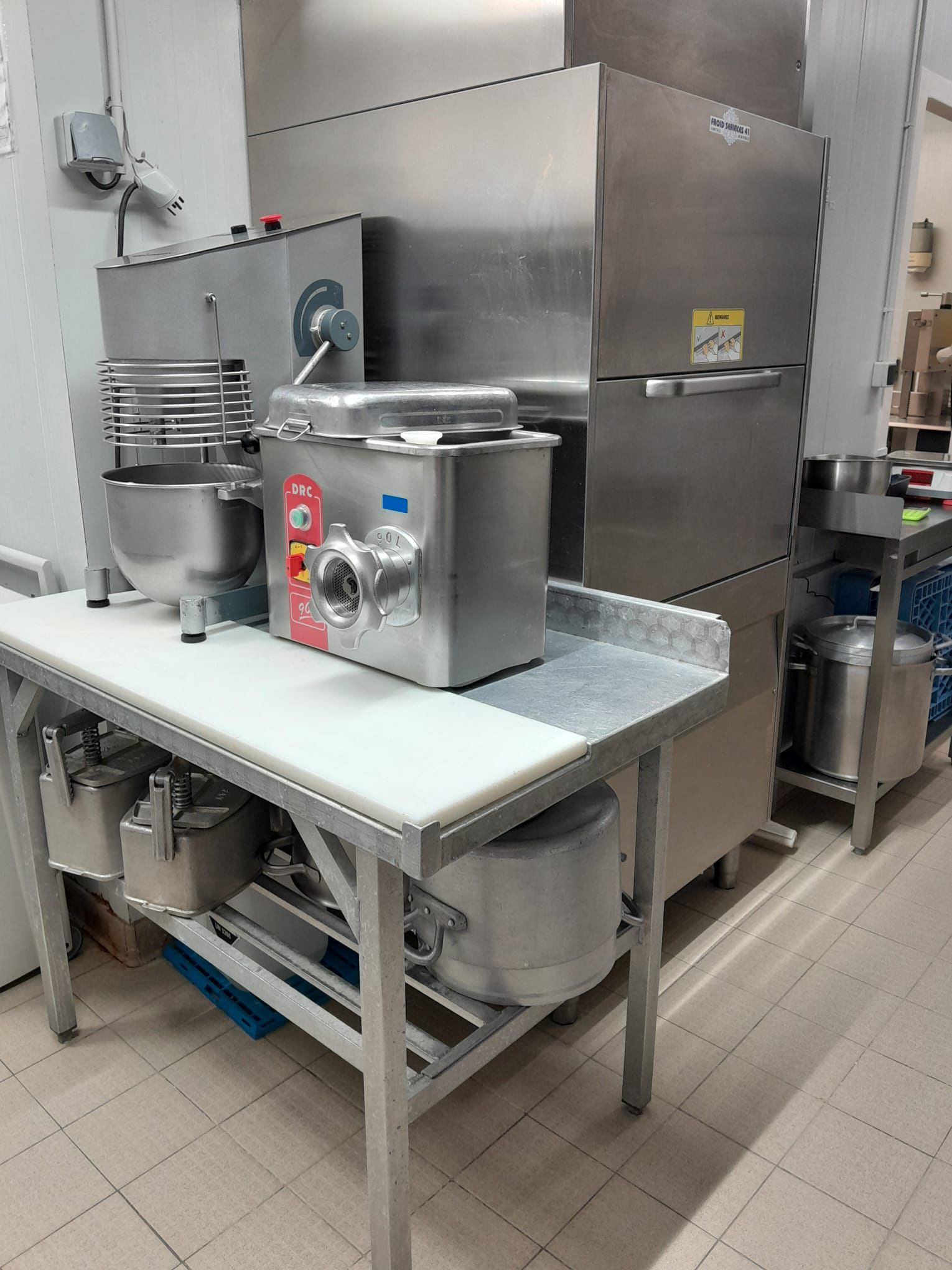 À vendre boucherie charcuterie idéalement située au cœur d’un village touristique. Cause retraite, cession d’une boucherie charcuterie située à Mont-près-Chambord, dans une belle et attrayante commune de 3300 habitants au sud de Blois, à proximité des châteaux et des principaux sites touristiques de la Loire.

 La commune dispose de tous les commerces de proximité (boulangeries, bars, médecins, pharmacie, école, supermarché etc…). Le commerce bénéficie d’un emplacement idéal sur la grande place du village, avec stationnement gratuit.

 La boutique dispose d’une surface de vente d'environ 40m2 et est composée d’une vitrine réfrigérée neuve de 7m. L’établissement comprend aussi : - un laboratoire charcuterie - Un laboratoire viande - Deux chambres froides - Du matériel neuf et en excellent état Il n’y a pas de salariés à reprendre, le commerce étant géré par le couple de propriétaires.

 La clientèle est assidue et le magasin bénéficie d’une réputation solide. Fort potentiel de développement notamment sur la partie traiteur. Bail commercial communal - loyer mensuel 876 €.