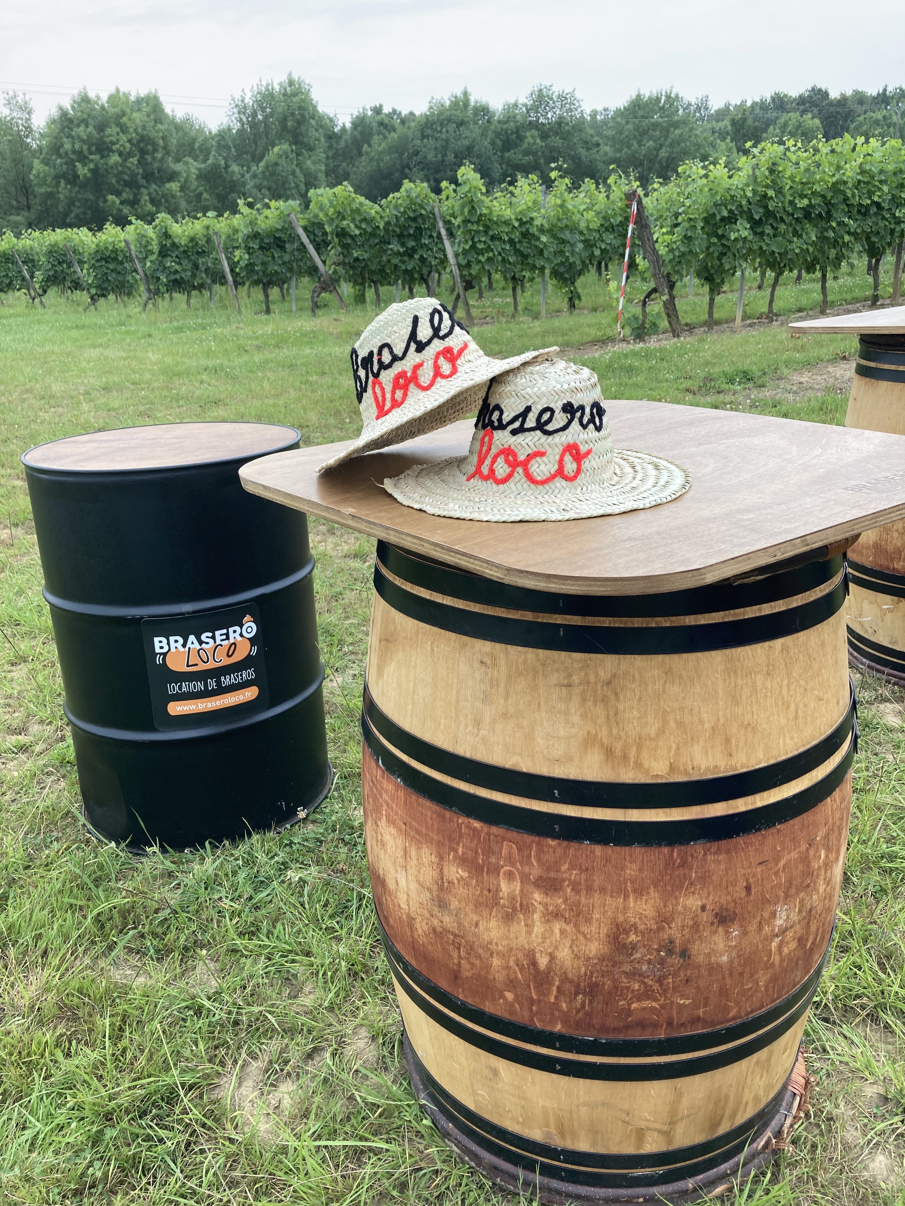 Brasero LOCO est une entreprise événementielle spécialisée dans la location de braseros professionnels et la prestation traiteur sur brasero pour mariages, marchés gourmands et événements professionnels.

L’activité clé en main, en pleine croissance à enregistré une augmentation du chiffre d'affaire de  +90 %  par rapport à l’année précédente.

La vente des parts sociales comprend:
- Le matériel, soit 7 braseros professionnels de différentes tailles, 1 camion Renault master de 20 m³ avec hayon, 5 Barriques en chêne version mange-debout, 1 barnum et du petit matériel de restauration.

- Le Site Internet marchand + réseaux sociaux actifs

- La marque déposée  Brasero LOCO

-Les devis et commandes validées pour la saison 2026 et 2027

-Les places sur les marchés gourmands d'été (Juillet et Aout 2026)

-Le fichier clients

-La notoriété locale

Les  Points forts:
-Activité immédiatement exploitable
-Très forte croissance actuelle (+90 %) avec un fort potentiel de développement en devenir
-Notoriété locale solide avec une excellente réputation
-Identité visuelle reconnue qui plait de part son côté Épicurien et Loco
-Des réseaux sociaux actifs avec une communauté
-Clientèle variée
-Accompagnement possible

Le Prix de vente est de 70 000 €