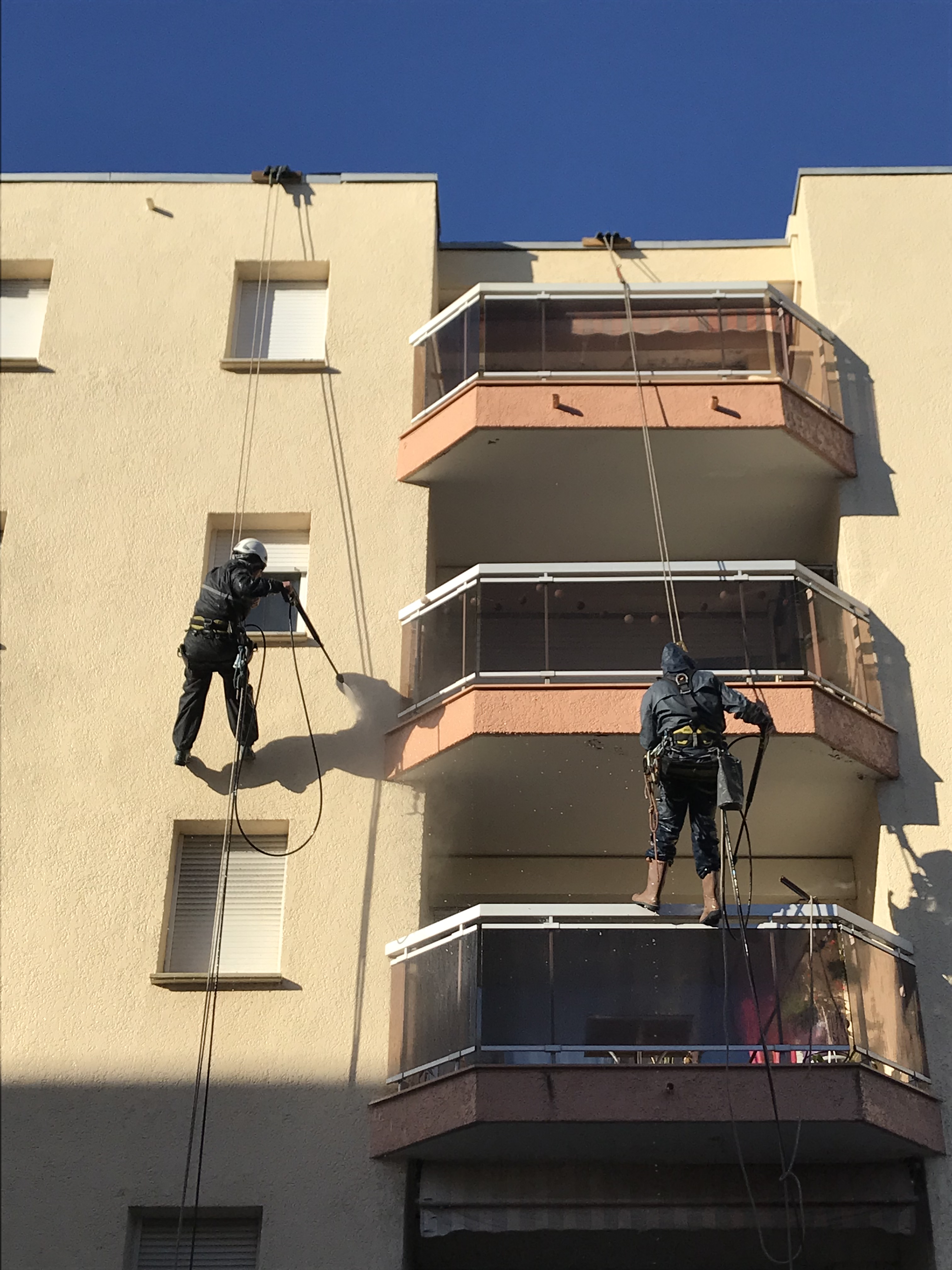 Implantée depuis plus de 12 ans, cette société reconnue intervient de Nice à Aix-en-Provence auprès d’une clientèle fidèle et diversifiée : syndics de copropriétés, entreprises, offices HLM, collectivités et particuliers.

Spécialiste du nettoyage et de l’hydrofugation de façades, toitures et sols extérieurs, l’entreprise s’est bâtie une excellente réputation grâce à la qualité de ses interventions et à un service client irréprochable.

Les données clés :
CA moyen annuel (2022–2025) : 138.100 € HT
Résultat net moyen annuel (2022–2024) : + 18.606 €
Devis signés pour 2026 : 80.000 € HT déjà validés
Taux de transformation moyen des devis de 48 %
Clientèle active

La cession comprenant :
Portefeuille clients complet et fichier structuré
Site web professionnel très bien référencé et générateur de demandes de devis
Véhicule utilitaire floqué Peugeot Expert (2018)
Matériel et stock
Conditions fournisseurs négociées
Accompagnement personnalisé du cédant pour assurer une transmission fluide (présentation clientèle, appui sur les premiers chantiers, formation technique et commerciale)

Points forts :
Entreprise à forte rentabilité, bien implantée et à forte notoriété
Activité à développer : potentiel de croissance important
Outil de travail clé en main, immédiatement opérationnel
Réputation solide et visibilité web forte
Fichier client structuré