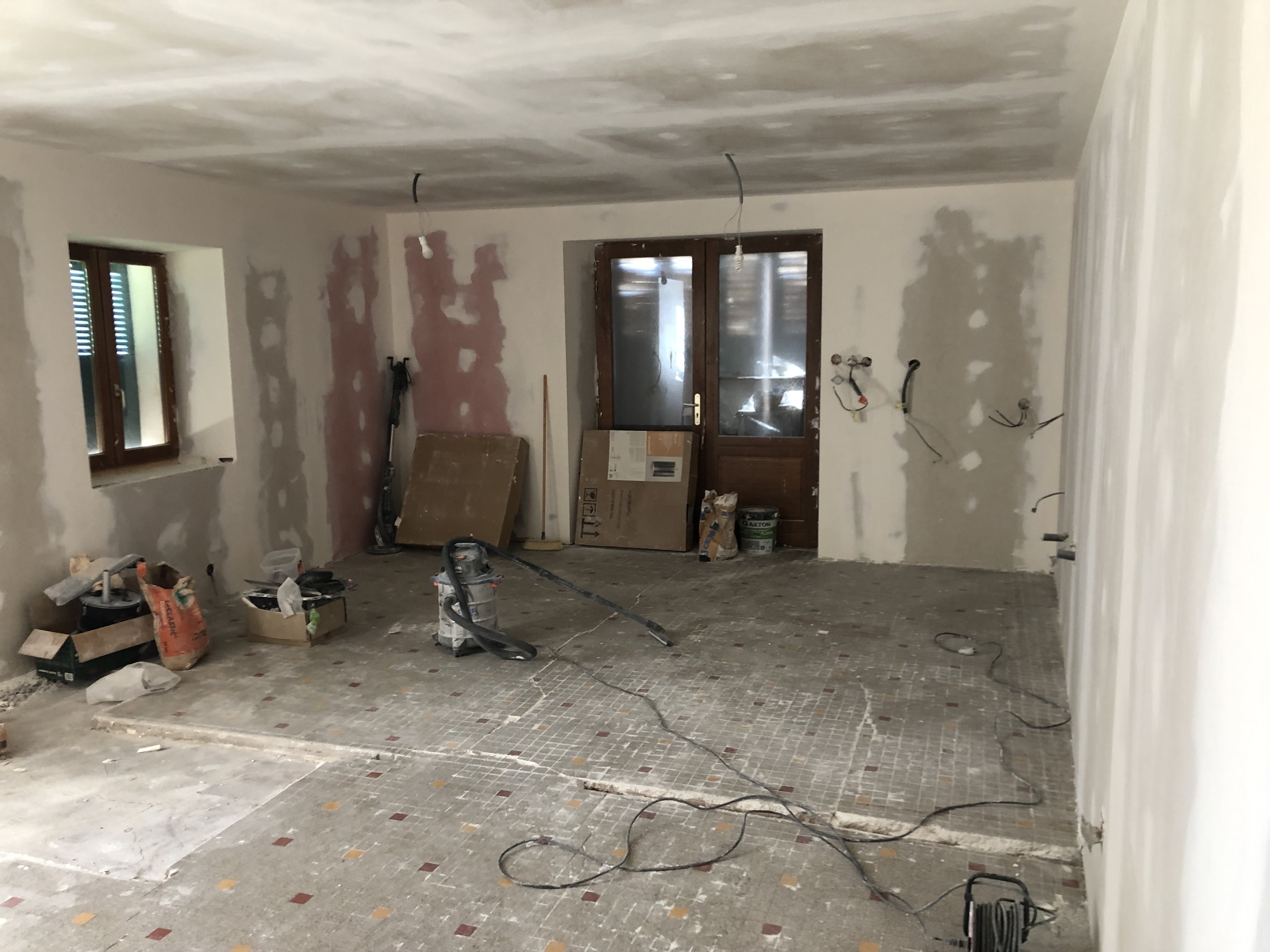 DESCRIPTION TECHNIQUE


Fonds de commerce d’un bar avec licence IV à reprendre avec les murs, à St-Georges d’Aurac Gare, situé sur la commune de Couteuges (43230). Le prix de vente des murs et du fonds est de 109 000 €. L’ensemble est constitué d’un bâtiment avec le bar et une terrasse (60m² pour le bar, 30m² pour la terrasse), de dépendances pour le stockage, et d’un bâtiment d’habitat avec studio au RDC et un logement à l’étage (60m² sur chaque niveau). Ce bien est mis en vente suite à un décès. 
Les dépendances (de 200m² en tout) servent principalement à stocker du matériel, et peuvent être utilisées pour de l’usage privé. Une des dépendances, ancien fournil, peut accueillir des événements une fois nettoyée et rafraîchie. Accolé au bar, vous trouverez un local avec les sanitaires, un autre avec la chaudière à fuel et un stockage de 30m². Le chauffage se fait principalement au bois, et est complété par cette chaudière. 
Au niveau de l’habitat, le logement à l’étage peut être habité de suite mais nécessite des travaux de rafraîchissement, ainsi que de l’isolation. Des premiers travaux (à hauteur de 30 000 €) ont été menés dans le studio, où il reste principalement le sol et les finitions à terminer. Ce studio donne sur un grand terrain de 150m² compris dans ce bien, et idéal pour avoir un vaste potager notamment.
Le bar est lui dans un très bon état et peut accueillir jusque 30-40 personnes en intérieur. 15 tables et chaises composent le mobilier de la terrasse. Le matériel comprend le système froid pour le bar, des congélateurs à tiroir, un peu de stock et le mobilier de bar classique. Un stock de bois pour le chauffage est aussi inclus. 
Au niveau de son fonctionnement, ce bar était ouvert tous les jours, de 8h à 20h en semaine, et de 8h à 22h le week-end. Il s’agit du dernier commerce du lieu, qui représente un point central pour les habitants du village. La clientèle est composée d’habitués et de locaux, et de gens de passage (cyclistes et touristes notamment). En offre d’appoint, le bar vendait du tabac, des bouteilles de gaz et la presse locale. Cet endroit était aussi prisé des amateurs de sport, avec l’offre sportive Canal + qui y était diffusée, et des repas et soirées organisés par les clubs alentours. 
Concernant le stationnement, de nombreuses places sont situées autour du bar et dans le bourg. Comme son nom l’indique, une gare est située sur la commune et est desservie par la ligne Le Puy-Clermont.
Ce bien est idéal pour un couple qui chercherait la tranquillité à la campagne pour une nouvelle vie, tout en proposant une activité économique essentielle à la vie de la campagne avoisinante. Le chiffre d’affaires tournait autour de 50-60 000 €, mais un fort potentiel de développement de l’offre snacking notamment existe.

TERRITOIRE

Ce bar est situé au sein de la Communauté de communes des rives du Haut-Allier (CCRHA), dans le département de la Haute-Loire, récemment élu département préféré des français au plan de l’attractivité touristique. Le territoire de la CCRHA compte 16 000 habitants et est sillonné du nord au sud par la rivière Allier. Le paysage aux multiples nuances de vert et de bleu alterne gorges et plateaux volcaniques typique de l’Auvergne, garantie d’un cadre naturel exceptionnel et préservé. Son patrimoine historique et architectural complète son charme.  

Le bourg de S-Georges d’Aurac-Gare est situé entre la nationale 102, colonne vertébrale du territoire, et la commune centre de Langeac (3 500 habitants) à 5 min en voiture des deux. Des zones d’activités et industrielles pourvoyeuses d’emploi et de dynamisme économique sont présentes à 10 min maximum du bar.

Le territoire du Haut-Allier est facilement accessible depuis l'autoroute A75, à 1h de Clermont Ferrand et 3h de Montpellier. L’axe routier principal est la N 102 prolongée par la N 88 qui le relie à St Etienne et Lyon en 2h30. Des gares de proximité assurent la desserte ferroviaire sur la ligne Paris, Clermont-Ferrand, Nîmes via Langeac, le bourg-centre. Langeac est par ailleurs située à 30 minutes du Puy en Velay, préfecture du département. 
Disposant de nombreux services et commerces le territoire répond à tous les besoins principaux de la vie dans un rayon de moins de 20 min en voiture. Le tissu associatif est aussi très développé (plus d'une centaine d'associations) et propose des activités culturelles, sportives, de loisirs... Le Haut-Allier offre ainsi une vraie qualité de vie à ses habitants. Un solide secteur industriel et agricole complète le bassin d’emplois, ainsi qu'une économie touristique forte.

AIDES INSTALLATION 

L'ensemble de la CCRHA se trouve en ZRR (zone de revitalisation rurale) ce qui induit notamment une exonération d’impôts sur les sociétés les 5 premières années. 
Des aides financières liées à la reprise d'un restaurant peuvent être attribuées par la Communauté de communes, la Région et l'Europe. 
Ce bar n’attend plus que vous !!

Contact : 
Communauté de communes : 
Joseph LAURENT / j.laurent@rivesduhautallier.fr / 06.66.44.48.06