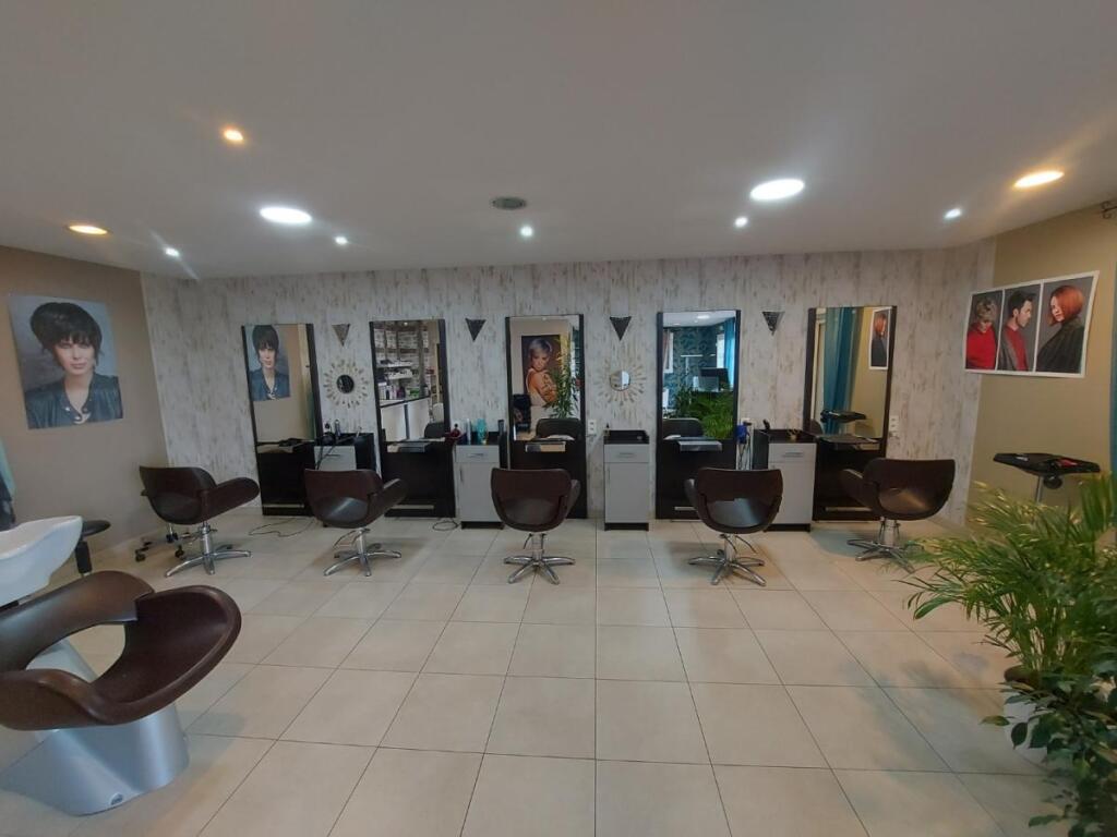 Salon de coiffure avec 5 postes de coiffage, 3 bacs ,une réserve , parking pour la clientèle.