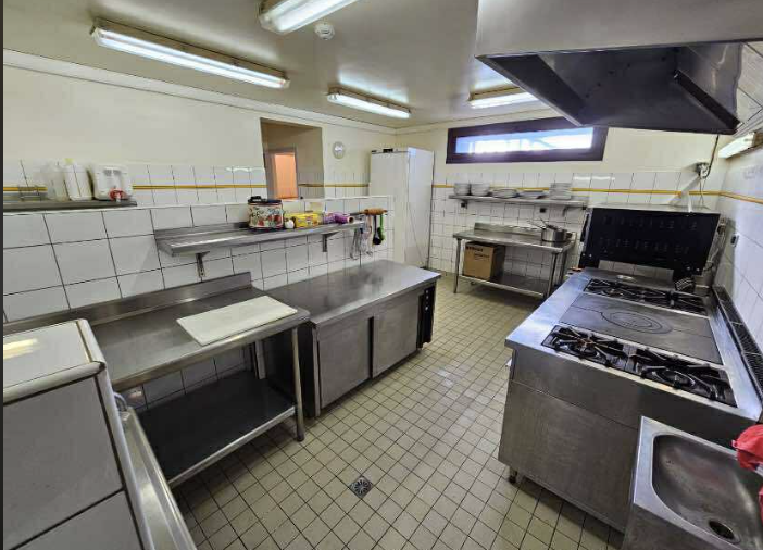 Le Domaine de Sangayrac propose en sous-location un restaurant à aménager et exploiter au sein de son complexe hôtelier, à Saint-Amans-des-Côts.
Le restaurant fermé depuis quelque année cherche à faire peau neuve. 

Caractéristiques du restaurant :

- Salle de restauration spacieuse et lumineuse
- Cuisine professionnelle à aménager selon votre projet
- Terrasse extérieure agréable
- Parking client accessible

Atouts du projet :

- Fort potentiel de clientèle avec le chantier EDF Montézic II, qui générera plusieurs centaines d’emplois et donc une demande importante en restauration et services

- Clientèle diversifiée : locale, touristique (lac, randonnées, campings, villages vacances), ainsi que groupes et séminaires accueillis sur place

 - Investissements à prévoir par le repreneur (four mixte)