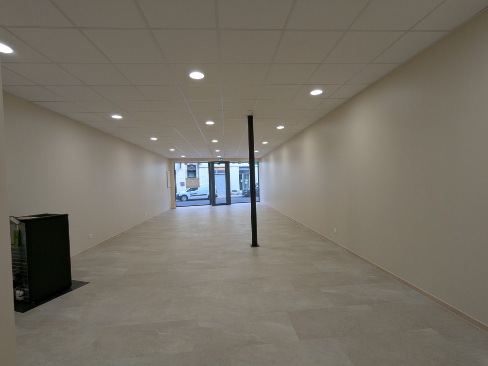 A louer à Langogne sur l’avenue principale de la ville un très beau local entièrement rénové. 
Local de 80 m² comprenant des sanitaires PMR, une devanture neuve, chauffage poêle à granulé.
Murs en location : 750€/mois