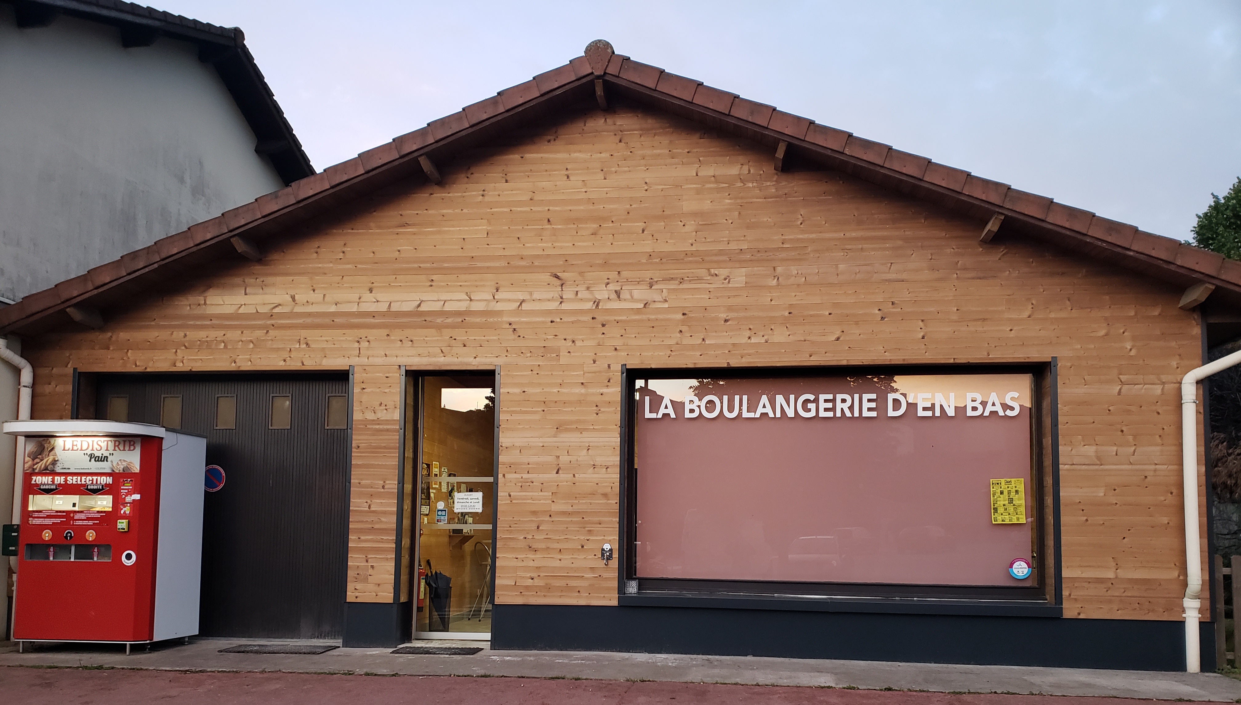 Créée il y a 9ans (matériel acheté neuf), local de 175m2 dont magasin de 30m2. Matériel entretenu. 
Entreprise ne demandant qu'à être développée, un fort potentiel s'offre à vous. 
Axe de développement possible en proposant notamment : 
-	une plus grande partie snacking
-	plus d’amplitude horaires ainsi que plus de jours d’ouvertures (par choix personnel, nous ouvrons principalement les fins de semaines)
-	tout le chiffre est sur la boutique, aucune livraison. Tournée a développer et en demande par les restaurateurs et collectivités alentours.
Un agréable magasin fonctionnel est en place avec 2 laboratoires spacieux. Il est très facile de stationner : parking privé + grand parking communal devant l' établissement ce qui ravit la clientèle fidèle.
La Boulangerie est située dans le village de Noirétable, en Loire, dans les Monts du Forez, avec un joli cadre de vie, plusieurs activité a proximité (stations de ski, plan d’eau, VTT, randonnées………) 
Village situé entre Clermont-Ferrand et Saint-Etienne.
Autoroute a 5min.

vente car nouveau projet professionnel.
CA 2023 : 145 666€
CA 2024 : 178 835€
CA 2025 : en court

(enseigne a venir prochainement, nous venons de refaire la façade)