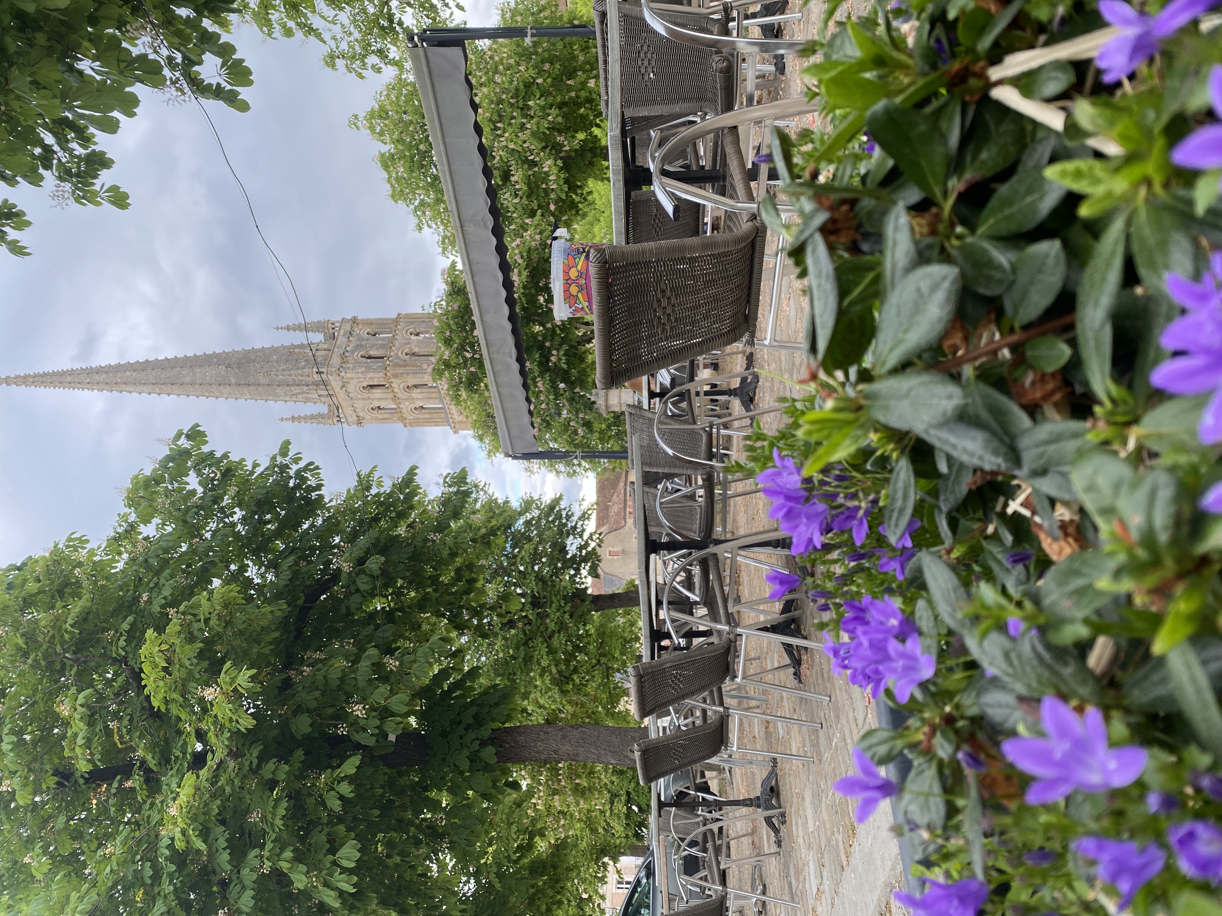 Offre à saisir restaurant Modern snack sur la place de saint Savin face à l’abbaye classée au patrimoine mondial de l’UNESCO forte affluence touristique local prêt à travailler
 ( cuisine bien équipée )salle intérieur 28 places bar 18 places terrasse exploitée d’avril à septembre 150 places . Exploité seulement 6 mois , chiffre d’affaire à faire évoluer rapidement 
Chiffre d’affaire sur rdv 105 K€ / 120K€ 
6 mois 
Très fort potentiel 
Loyer très faible 

0614450265