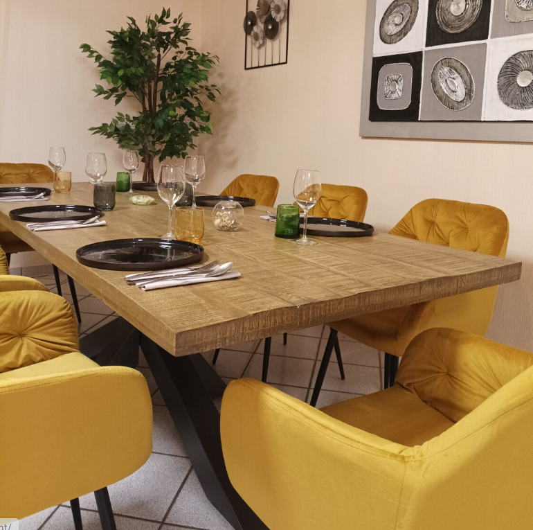 Située au cœur de la châtaigneraie cantalienne entre Figeac, Rodez et Aurillac ce commerce est l’endroit idéal pour une première installation professionnelle ou une poursuite d’activité à la campagne.
Offrez-vous un véritable changement de vie dans un cadre naturel préservé, au sein d’un charmant bourg de village, idéalement situé face au musée retraçant l'histoire de la châtaigne et de la châtaigneraie cantalienne. 
Ici, authenticité, convivialité et douceur de vivre rythment le quotidien.

Belle salle de restaurant lumineuse de 100 m²
Espace bar chaleureux de 60 m²
Cuisine fonctionnelle et bien agencée de 40 m²
Agréable terrasse fleurie de 60 couverts, parfaite pour les beaux jours
Établissement aux normes, prêt à exploiter immédiatement
Le plus : un logement sur place
Appartement confortable de 80 m² avec 2 chambres, idéal pour allier vie professionnelle et personnelle en toute sérénité.
Affaire saine et rentable 
Clientèle fidèle et de passage (exploitée depuis 40 ans)
Fort potentiel de développement (événementiel, chambres d’hôtes, snaking,)
Loyer : 800 € / mois hors charges 40€ (murs, fond de commerce et appartement)
Gérance libre – disponibilité immédiate

Un lieu de vie autant qu’un projet professionnel
Parfait pour un couple ou un professionnel en quête d’un projet porteur de sens, dans un environnement naturel et authentique.
Vous pouvez envoyer votre candidature avec Cv et lettre de motivation nous expliquant votre envie et votre parcours professionnel à 
mairie@puycapel.fr ou nous contacter au 04.71.49.94.32 ou 04.71.49.96.37