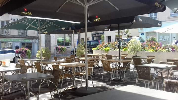 Vend fond commerce avec bar et salle de restaurant belle terrasse extérieur
Plein centre ville