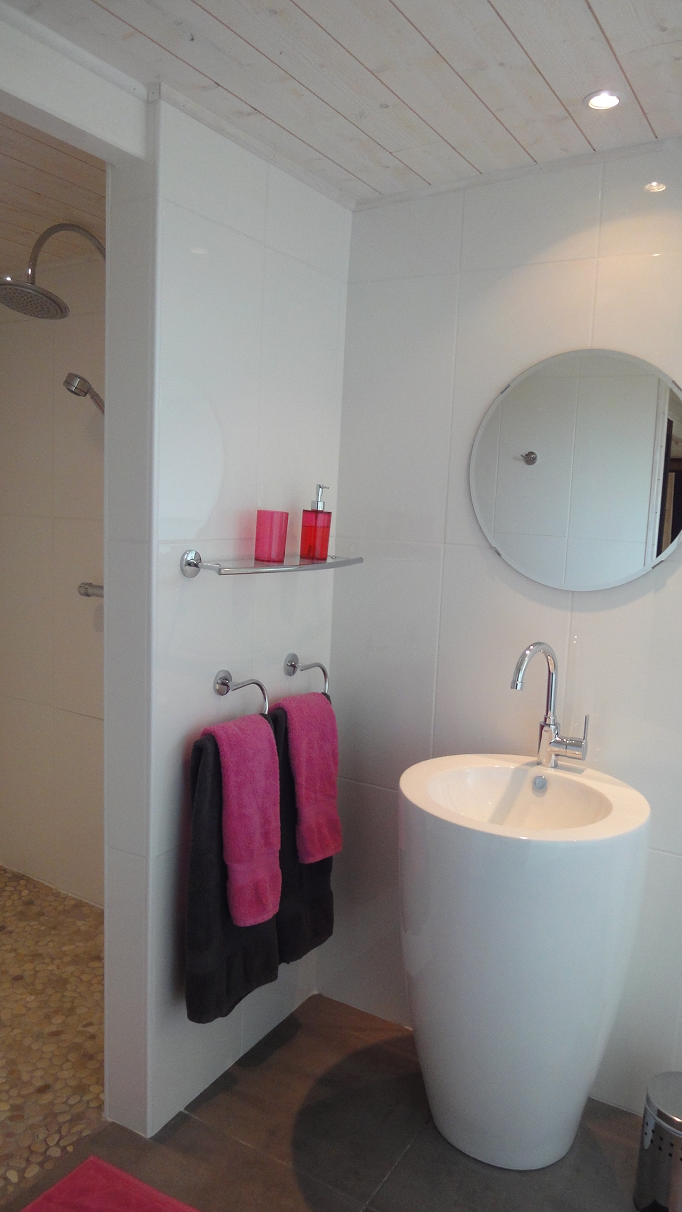 Nous vous proposons à la vente une maison d'habitation hors d'eau hors d'air, tout l'intérieur est à faire à votre goût. En complément de la maison, 3 lodges en bois entièrement équipés forment une activité de gîte et chambres d'hôte dans un jardin paysagé avec vue sur la campagne dans un petit village calme et charmant. Pour compléter ce havre de paix, vous avez une petite piscine balnéo, terrasses en bois, table à manger et lit de bains, sauna infrarouge. 
Chiffre d'affaire locatif sur demande. Gîtes chambres d'hôtes ouverts depuis 15 ans.