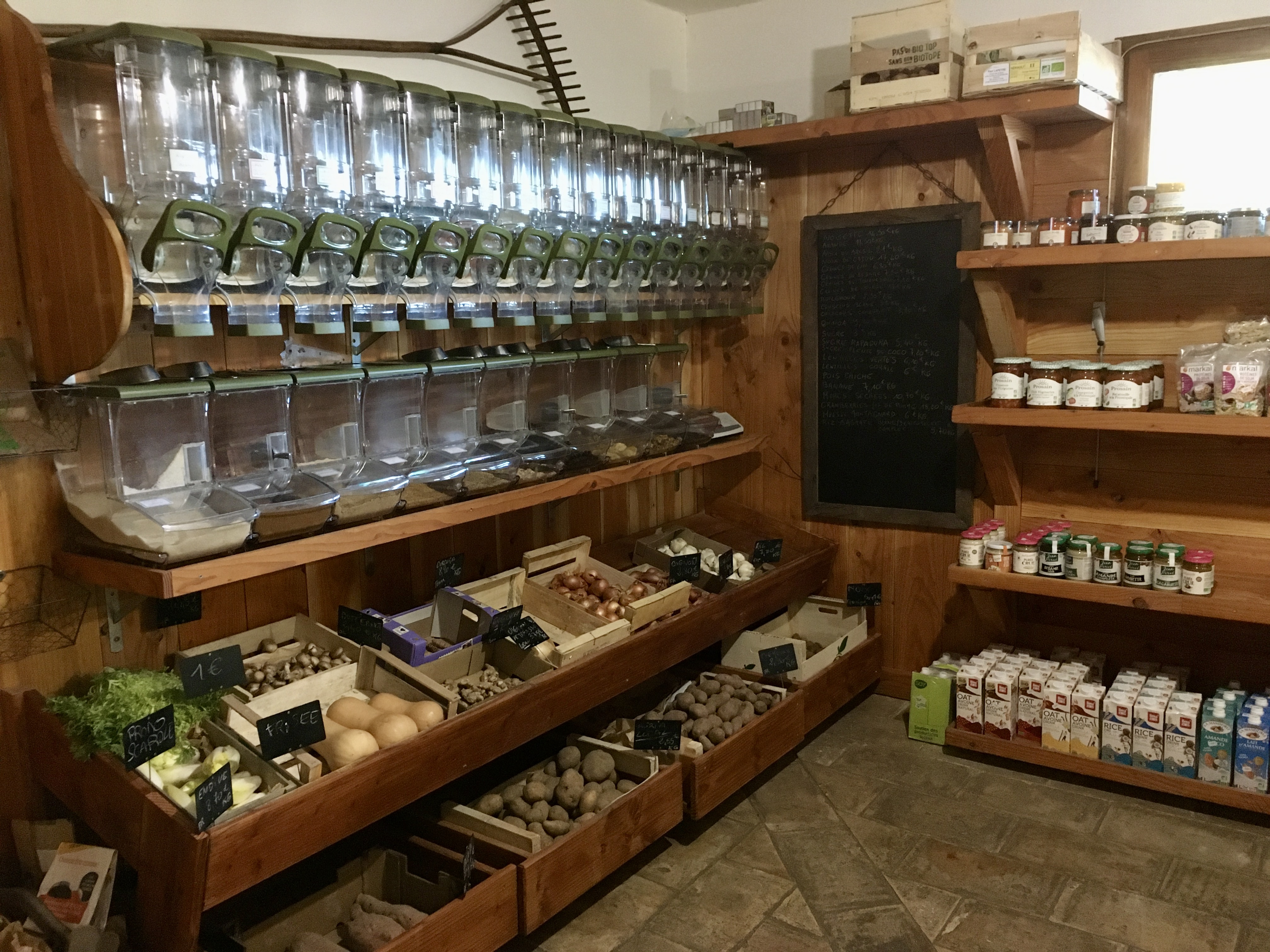 Épicerie Bio dans un environnement privilégié de Nature. Joli aménagement en bois. Relationnel exceptionnel avec une clientèle chaleureuse et fidèle. Travail gratifiant et agréable. Fort potentiel de développement pour personne motivée et dynamique. SURFACE : Épicerie : 70m2 Réserve : 10m2 Hangar : 70m2 avec portail coulissant 3X3 plus Mezzanine  ÉQUIPEMENTS : Chambre froide 5m2 Climatisation Congélateur Armoire réfrigérée (récente) Banque de froid. Caisse enregistreuse Helmac Loyer communal TTC 523,64€/mois 29000 plus le STOCK