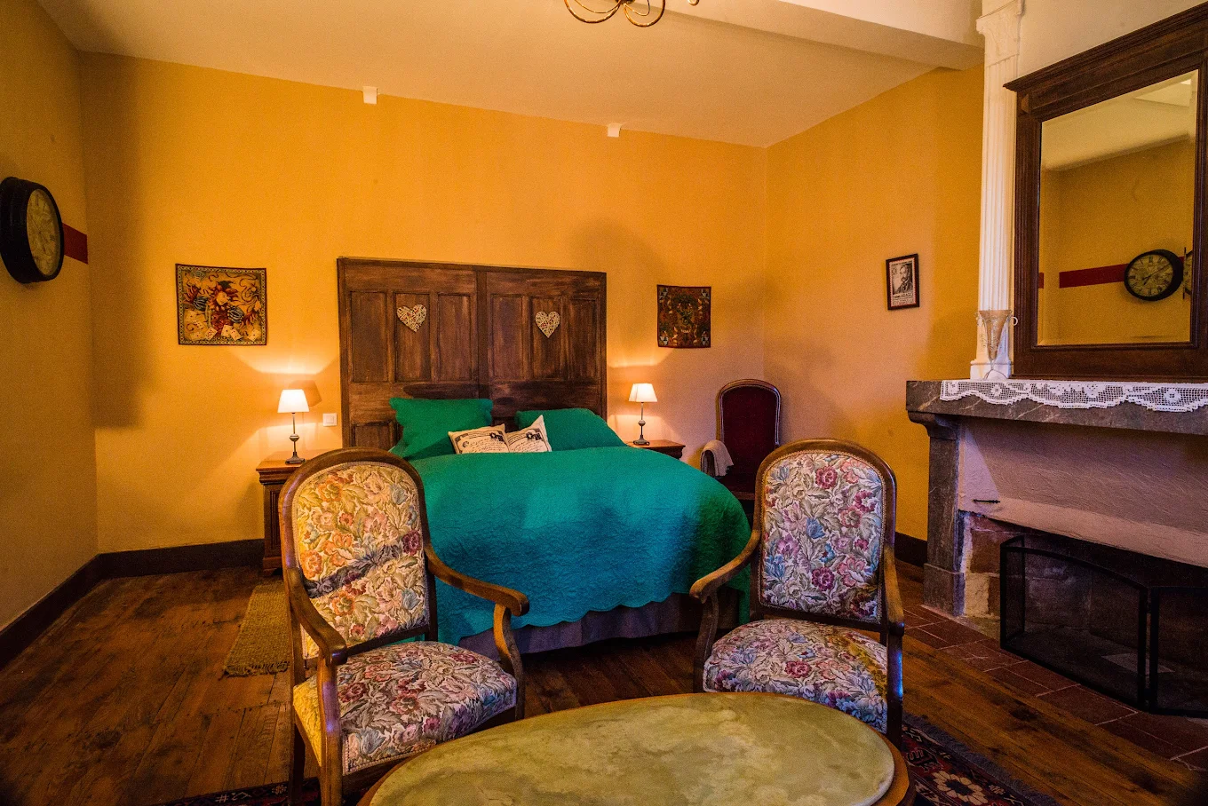 Opportunité exceptionnelle à céder murs et fonds de commerce de 4 chambres d'hôtes de charme et un logement de fonction au cœur de la cité médiévale de Villefranche du Conflent classé à l'Unesco.
Saisissez cette opportunité d'acquérir une magnifique bâtisse en pierre de 1680 de l'ancienne poste du village entièrement rénovée avec goût en 4 chambres d'hôtes nichée dans les remparts d'une cité médiévale fortifié par Vauban, classée au patrimoine mondial de l'Unesco. 
Idéalement située à l'entrée principale de la cité, la propriété bénéficie d'un emplacement de premier choix proche de l'axe routier très fréquenté, reliant la mer à la montagne. Elle se trouve à 1 heure de Perpignan et 1 heure de l'Andorre, garantissant un flux constant de visiteurs.
D'une superficie de 300m² répartis sur 4 niveaux R+3 bénéficiant d'une exposition plein sud, elle comprends : 
- 4 chambres d'hôtes de charme
- Une salle de petit déjeuners convivial
- Un logement de fonction de type T2
Un bien d'exception sans travaux à prévoir
Au total, le bien offre 7 à 8 pièces toutes décorés avec soin ou l'histoire des lieux se mêlent harmonieusement au confort moderne. La toiture est en excellent état.
Prix moyen chambre de 110€
Taxe Foncière 1800€ 
L'ensemble des murs et du fonds de commerce est proposé à 360000€