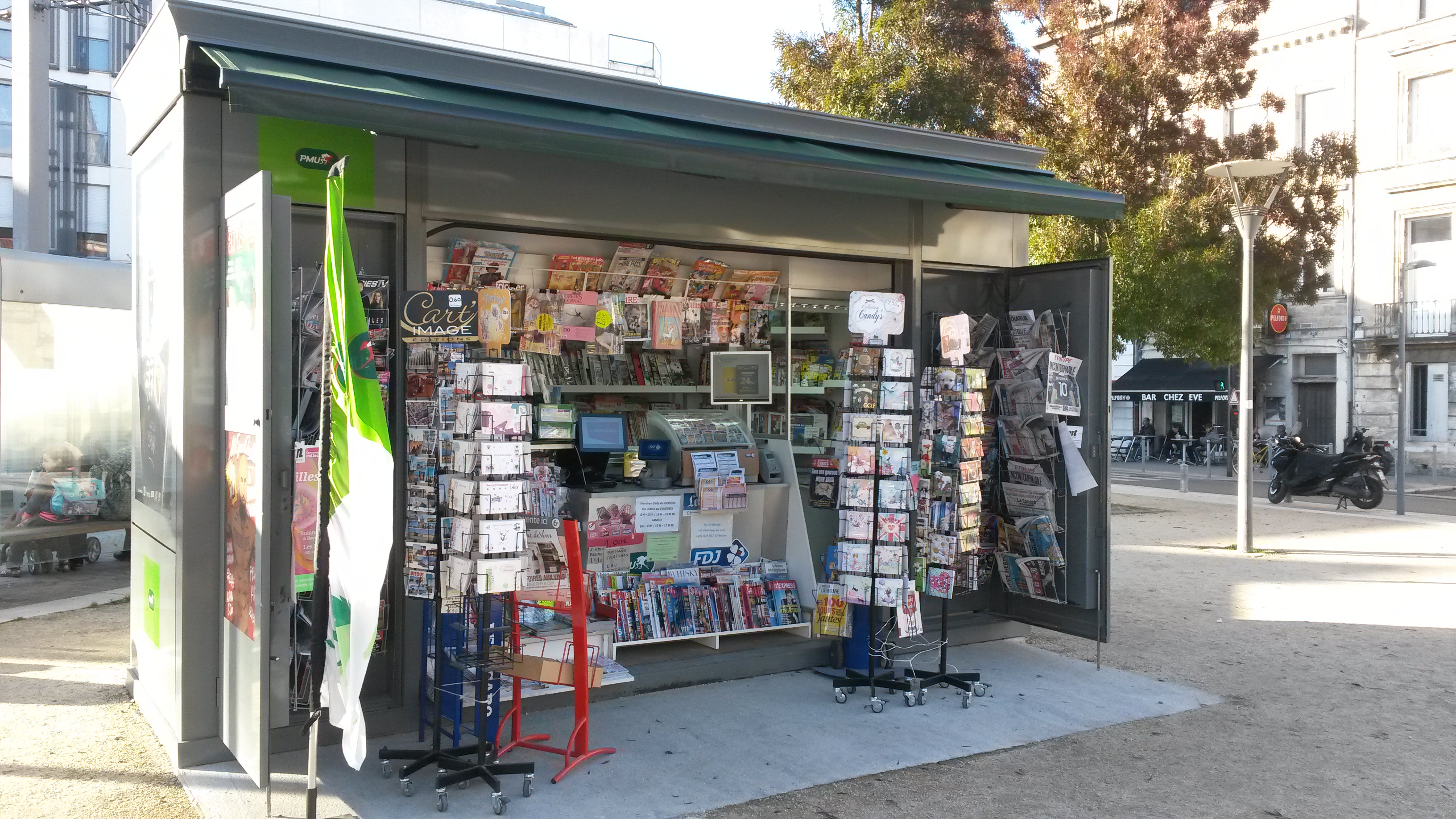 Il s’agit de gérer un kiosque sur Bordeaux:
Place Paul Doumer (kiosque ouvert à l’année) ; sa superficie est de 12m².

Je vous explique ci-après, le fonctionnement pour devenir kiosquier. Bien entendu, nous échangerons ensemble, soit en visio, soit en présentiel (sachant que je suis basé sur Toulouse).

Pour devenir gérant de kiosque, il vous faudra avoir un agrément de diffuseur de presse en effectuant une formation en présentielle 2 jours (au depot de presse de Bordeaux) ou e-learning (les 2 sont payantes mais suivant votre situation, une partie ou la totalité pourrait être pris en charge.
Vous disposerez de ce kiosque sans droit d’entrée, sans avoir à investir dans un pas de porte ou fonds de commerce avec de faibles charges ; néanmoins, il vous faudra :
Un fond de roulement/trésorerie d’au moins 6000€. 
Le dépôt de presse (l’entreprise qui vous livre la presse basée à Cestas) vous expliquera plus en détails le fonctionnement. 

Vous serez travailleur indépendant donc non salarié ; il vous faudra créer une société et donc avoir un numéro de Siret (SAS, SASU, SARL, EURL, EI, micro-entreprise…) 
Vous pourrez avoir la gestion du kiosque jusqu’en 2037, mais le contrat conclu ensemble se fera tous les 2 ans.

Il y aura 2 dossiers administratifs à préparer, un pour la partie “presse” et un pour “la Française des Jeux/FDJ” ; pour avoir les validations de ces 2 entités, prévoyez 2 mois minimum avant une ouverture (avec les jeux).

Les activités (votre salaire proviendra des commissions de ces activités) :
 
Presse nationale (23%) et régionale (14%)
Les jeux de la Française des jeux (FDJ) : jeux de grattage, tirage, paris sportif (5%)
Le relais colis avec Pickup (suivant le nombre de colis)
Relais La Poste (sous reserve d’éligibilité)
La librairie
Les souvenirs, les cartes postales et cartes évènementielles
Les boissons, les glaces emballées, les confiseries, le snacking sec, les viennoiseries…
Si vous avez d’autres idées d’activités, n’hésitez pas à m’en faire part (services à la personne, artisans, clés minute, conciergerie, transfert d’argent, service carte grise…), mais de toute façon, elles seront soumis à la validation de la ville.
 
Les charges :

Loyer mensuel 200€ HT - Caution pour le kiosque : 720€ ; caution restituée à la fin sauf anomalies constatées.
Electricité, routeur 4G ou box internet
Caisse informatisée spéciale presse (Strator, Bimedia, JDC…) : entre 80 et 120€/mois
Assurance

Les horaires :

Vous vous adapterez au besoin de votre clientèle mais en général, les autres kiosques de mon secteur ont pour habitude d’ouvrir :

7h30 – 13h et 16h – 18 ou 19h ou journée continue (car le kiosque a un flux constant grâce à la station tram derrière le kiosque)
Samedi (après-midi à votre convenance et Dimanche matin)
Vous pourrez étudier un jour de fermeture dans la semaine (lundi par exemple).