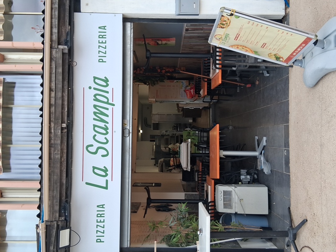Pizzeria situé dans la rue commerçant du quartier de la faviere a bormes les mimosas 
Ca en progression 56k en 2024 80k en 2026
Travaux récents électricité plomberie neuve 2025
Local neuf
Vous bénéficiez d une terrasse de 12 couverts non soumis au taxe mairie intérieure 12 couverts 
Entièrement équipé 
Four morello frv 100 a reprendre en leasing sur 4 ans a 360ttc
Affaire reputer 4.9 sur Google 
La scampia a bormes les mimosas 
Prix 30k plus reprise du leasing
