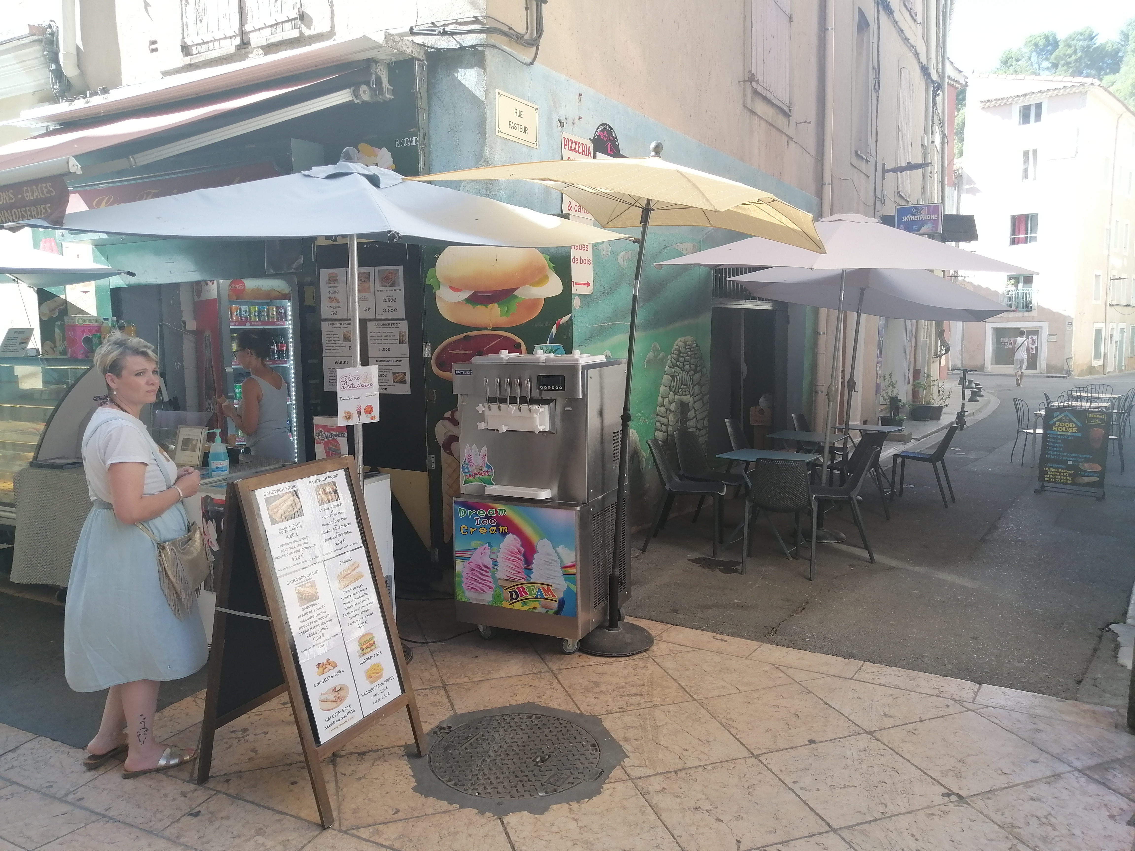 À vendre : Snack de restauration rapide. 

Idéalement situé !

Vous rêvez de vous lancer dans le monde de la restauration ? 
Ne manquez pas cette opportunité d'acquérir un snack en plein cœur d'une rue piétonne, bénéficiant d'un passage scolaire fréquent et d’un potentiel touristique 4 mois de l'année.

Caractéristiques du commerce :

Emplacement stratégique dans une zone piétonne.
Proximité immédiate d'écoles.
Clientèle habituée et touristique.
Loyer 550€