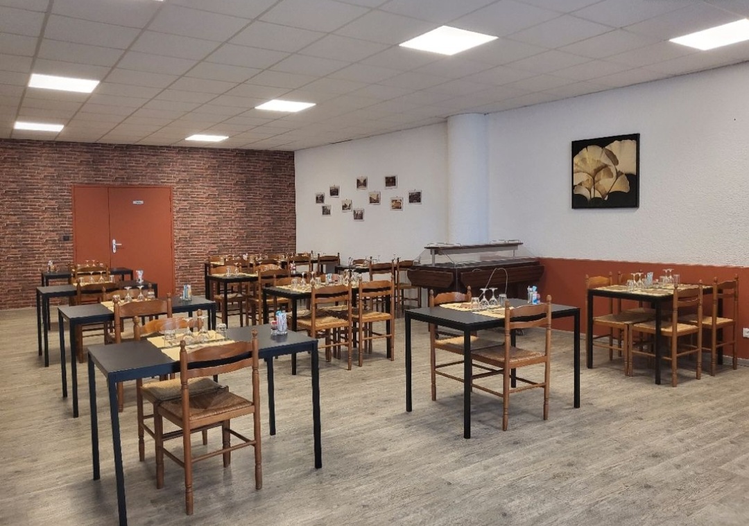 Bar Restauration Traiteur dans village à CAUX proche de Pézenas village trés touristique, belle affaire à reprendre
Le Local commercial est d'une superficie de 300m² et d'un appartement type T2 de 100 m2 environ donnant sur une terrasse privé de 40 m2.
Loyer mensuel est de 800 €/ht par mois pour le local + le logement.
Bail 3/6/9
Créée en janvier 2019, le gérant a su fidéliser sa clientèle.
L' aménagement et le mobilier sont neufs. Ils sont cédés en intégralité .
Aucun travaux à prévoir.
Ce fond de commerce a un gros potentiel de progression.
Il a une capacité de 60 couverts / jour dans la salle de restaurant.
Ils ont une forte demande de repas de groupe, événementiel et festivités locales.
Seul bar du village à disposer d'une licence IV .

COMPTABILITE :

Chiffre d'affaire 2019 243 K€
Chiffre d'affaire 2020 145 K€ ( 6 mois de fermeture cause COVID)
Chiffre d'affaire en 2021 en progression, bilan en avril 2022.