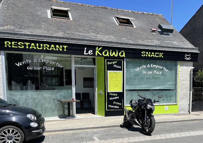 22550 - MATIGNON - FONDS - SNACK / BAR AVEC LICENCE IV – TRÈS FORTE RENTABILITÉ – 80 000 € FAI

Snack-bar idéalement situé en plein centre de Matignon, sur un axe passant avec marché hebdomadaire au pied de l’établissement.

Clientèle locale, de passage et touristique (proximité littoral à 5-6 km).

UN CONCEPT SIMPLE ET EFFICACE
Surface de plain-pied
Espace snack / bar avec tireuse (2 becs)
Cuisine fermée fonctionnelle
Combles de stockage : ~55 m²
Accessibilité PMR
Stationnement gratuit à proximité

Matériel récent (moins de 3 ans) – aucun investissement à prévoir.

UNE AFFAIRE ULTRA RENTABLE ET FACILE À EXPLOITER

Exploitée sans salarié
Fonctionne avec 1 seule personne
Ouverte 5 jours / semaine (midi + soir)

👉 Potentiel immédiat :

élargir les jours d’ouverture
développer le bar (Licence IV)
capter davantage le flux du marché et de la saison

CHIFFRES CLÉS

CA : 96 900 € (en progression continue)
EBE retraité : ~53 000 €

👉 Rentabilité exceptionnelle pour une structure aussi légère.

LES POINTS FORTS

Emplacement central avec visibilité
Flux régulier + marché hebdomadaire
Exploitation simple (idéal solo ou couple)
Faibles charges
Matériel récent
Licence IV

CONDITIONS

Prix du fonds : 70 000 €
Honoraires : 10 000 €
Prix total : 80 000 € FAI
Murs à vendre en complément : 122 000 € FAI (fortement recommandé)
Loyer possible : 8 000 €/an

POUR QUI ?

Idéal pour :

une première affaire
un entrepreneur solo
un couple cherchant rentabilité + simplicité