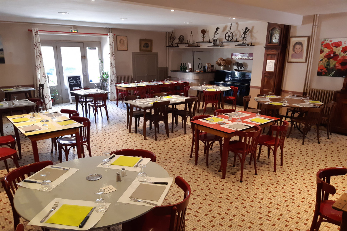 Café & restaurant aux portes de Cordes sur Ciel dans bâti ancien.
A l'étage 12 anciennes chambre d'hôtel à rénover pour hébergement touristique, logement de fonction ou projet immobilier.
Vente murs et fonds de commerce