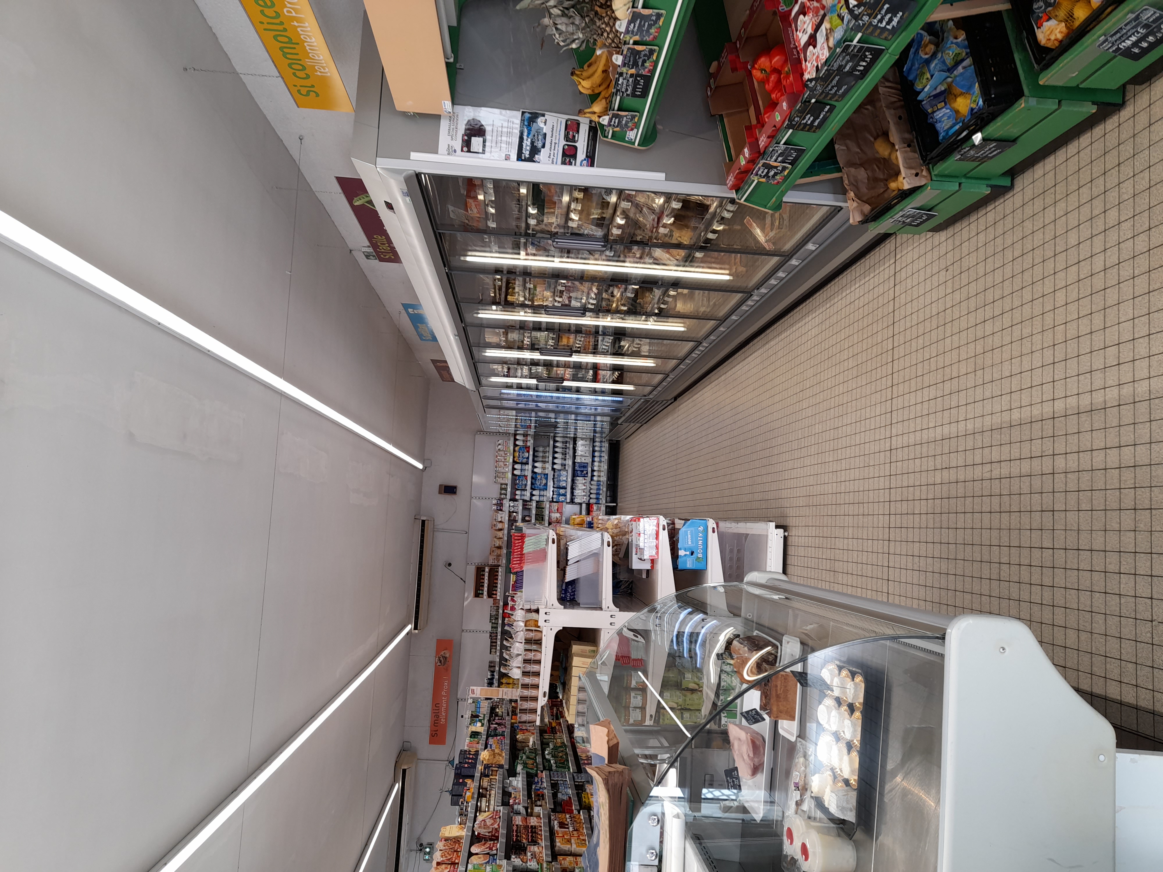 Supérette très bien située, très bon CA,  pour un couple et une employée qui est déjà  sur place.
Environnement calme, qualité de vie très agréable, bourg qui bénéficie de toutes les commodités. 
Logement sur place, créé en 2018.
Murs à vendre.