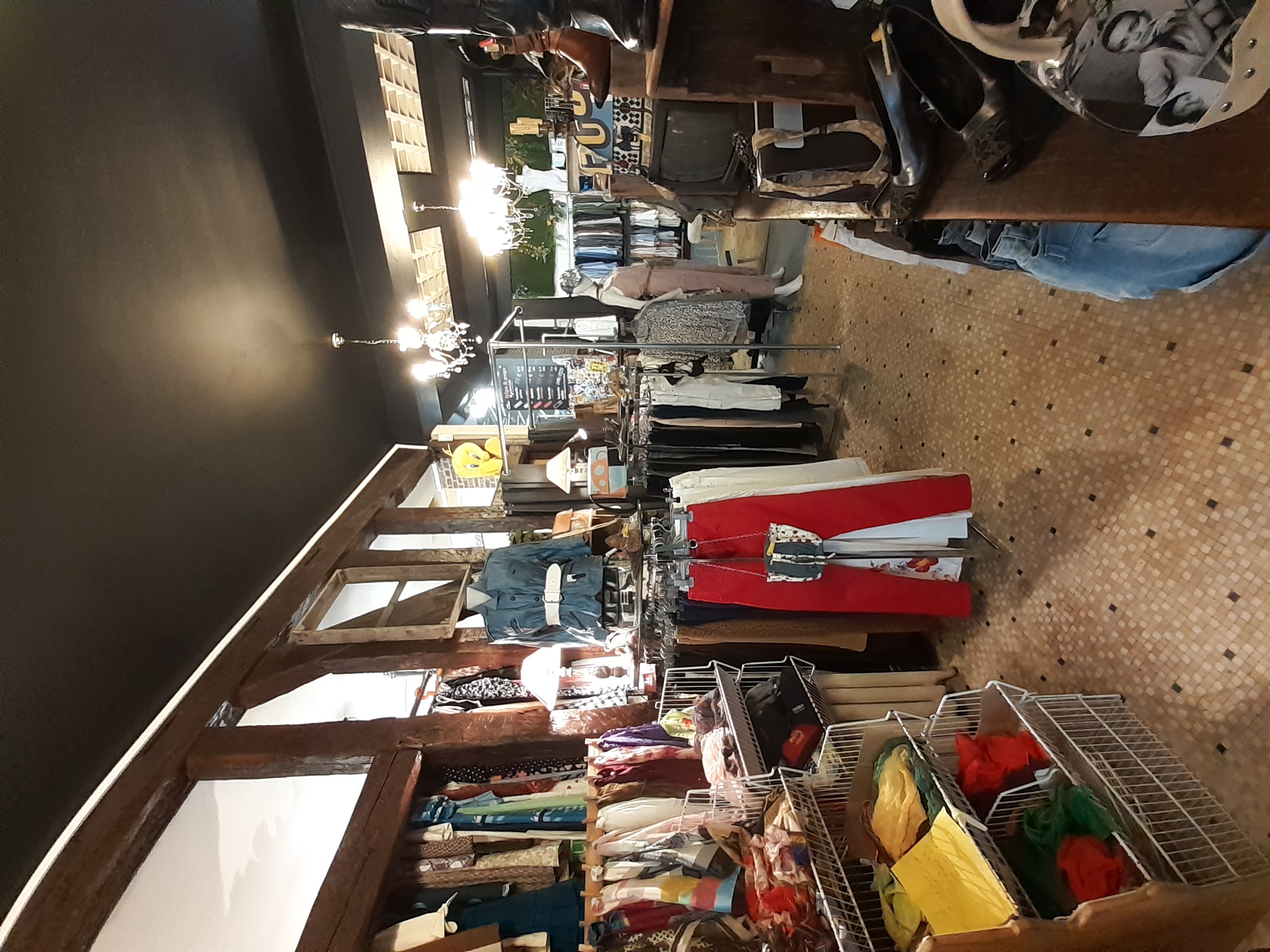 A vendre FRIPERIE - centre val de Loire.
Je vends mon magasin car j’ai des problèmes de santé et ne peux donc plus travailler comme l’exige un commerce.
. Commerce: vente de vêtements et accessoires de seconde main avec espace VINTAGE.
Actuellement articles (vêtements, chaussures, lunettes, sacs et valises...) pour hommes et femmes tailles du 35 au 58. VINTAGE des années 1940 à 1980. 
Magasin ouvert du mardi au samedi de 10h à 18h45. Il est situé en centre-ville avec un accès par l'arrière sous porche direct au garage qui donne sur l'atelier, idéal pour décharger.
. Local: superficie de 196m2 avec 2 grandes vitrines et large trottoir devant le magasin pour déballage. Environ 120m2 d'espace de vente, une première réserve, cabinet de toilette, un grand atelier, 2 autres réserves et un grand garage. 
L'ensemble a été restauré en 2022. Le tout est équipé de portants de belle qualité, d'étagères et autres.
. Matériel: commerce vendu équipé d'une machine à laver (10kg), sèche-linge, défroisseur vapeur, centrale vapeur, réfrigérateur, micro-ondes... Site internet déjà en place mais non exploité.
. Le bail: c'est un 3/6/9 traditionnel; Il reste plus de 6 ans. Le loyer est de 1400 € TTC par mois. Le bail est ouvert pour nombreuses destinations...
. Personnel: commerce tenu pour une personne.
. les possibilités: il est possible de diversifier encore l’entreprise. Par exemple créer un espace "enfant", vente par internet, exposition sur salon Vintage... 
. Prix : 39800€. Le prix comprend tous les matériaux, matériels et le stock au moment de la vente. Je vends avec les coordonnées de mes fournisseurs.
https://fripeagogo3.wixsite.com/friperieavendre