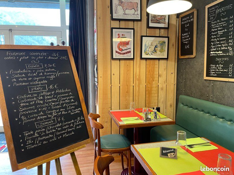 AFFAIRE SAINE ET VIABLE.
IDÉAL COUPLE.
PAS DE REPRISE DE SALARIÉS.

‼️1️⃣ Dans joli village toutes commodités (école, maison médicale, pharmacie, garage, station service, commerces, etc.), cède (cause retraite) restaurant 24 couverts d'une superficie de 48 m2 + cave de 30 m2 avec accès direct par la rue pour les livraisons + terrasse de 6 m2 (deux tables de deux). Face à un grand parking qui se transforme en place du marché le jeudi matin. Ouvert toute l’année. Clientèle d’habitués. Ouvrez les portes et commencez dès demain ! Possibilité de développer la vente à emporter, la limonaderie, la sandwicherie ou les soirées à thèmes.
Loyer 793 €. Taxe foncière : 550 €. Licence III. Bail jusqu’en 2030.

😍 Prix : 45 000 €.

‼️2️⃣ Possibilité de cession de droit au bail pour un local commercial vide pour toute autre activité que la restauration. Point d’eau (évier), cabinet de toilettes + cave (avec point d’eau également). Voir superficies ci-dessus.

😍 Prix : 24 000 €

PLUS DE PHOTOS SUR LE SITE DE L’APARENTHÈSE À CORPS : https://www.laparenthese-restaurant-corps.fr/