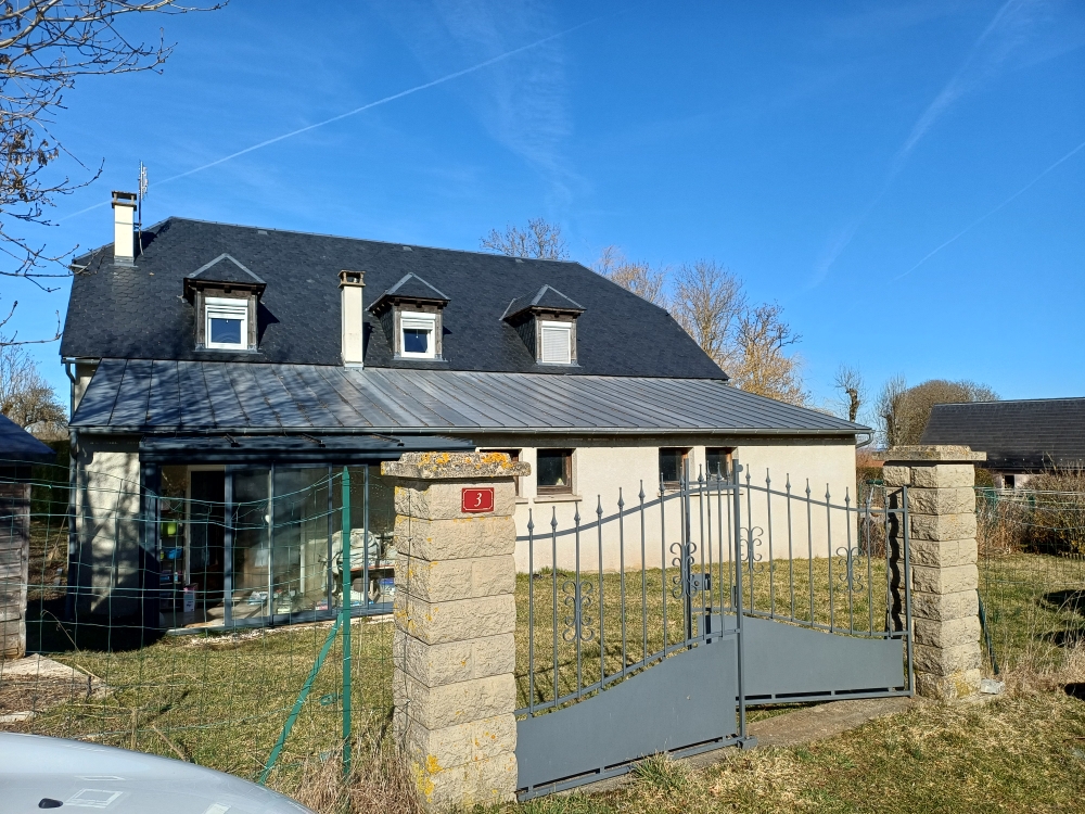 Situé à Paulhac, sur la Planèze, à seulement 20 minutes de Saint-Flour, 20 minutes de Murat, 10 minutes de la station de Prat de Bouc et 30 minutes de la station du Lioran.
Implanté sur la route reliant Saint-Flour à Prat de Bouc, le commerce bénéficie d'une clientèle fidèle composée des habitants de la commune, des villages environnants ainsi que d'une clientèle de passage. Une aire de camping-cars est située à proximité immédiate.
Le bien est vendu murs et fonds de commerce. 
Le point multiservices propose actuellement :
alimentation générale,
tabac,
presse,
Française des Jeux,
Relais Poste,
dépôt de pain,
dépôt de gaz,
et d'autres services de proximité.
Le commerce (100 à 200 k€)  bénéficie d'une activité bien implantée localement. La vente est motivée par un départ à la retraite, offrant ainsi une opportunité de reprendre une activité existante ou de développer un nouveau projet.
Le bâtiment comprend :
Au rez-de-chaussée :
un espace de vente d'environ 100 m²,
une réserve de 18 m²,
un garage de 42 m²,
une cuisine de 25 m²,
une véranda de 7 m².
À l'étage :
7 chambres à rafraîchir,
dont 2 avec arrivée d'eau (travaux à terminer),
une salle de bains.
Le logement attenant permet de concilier facilement activité professionnelle et vie familiale sur un même site.
L'ensemble est implanté sur un terrain de 1 446 m².
Des aides peuvent être obtenues pour l'acquisition et la modernisation du commerce.