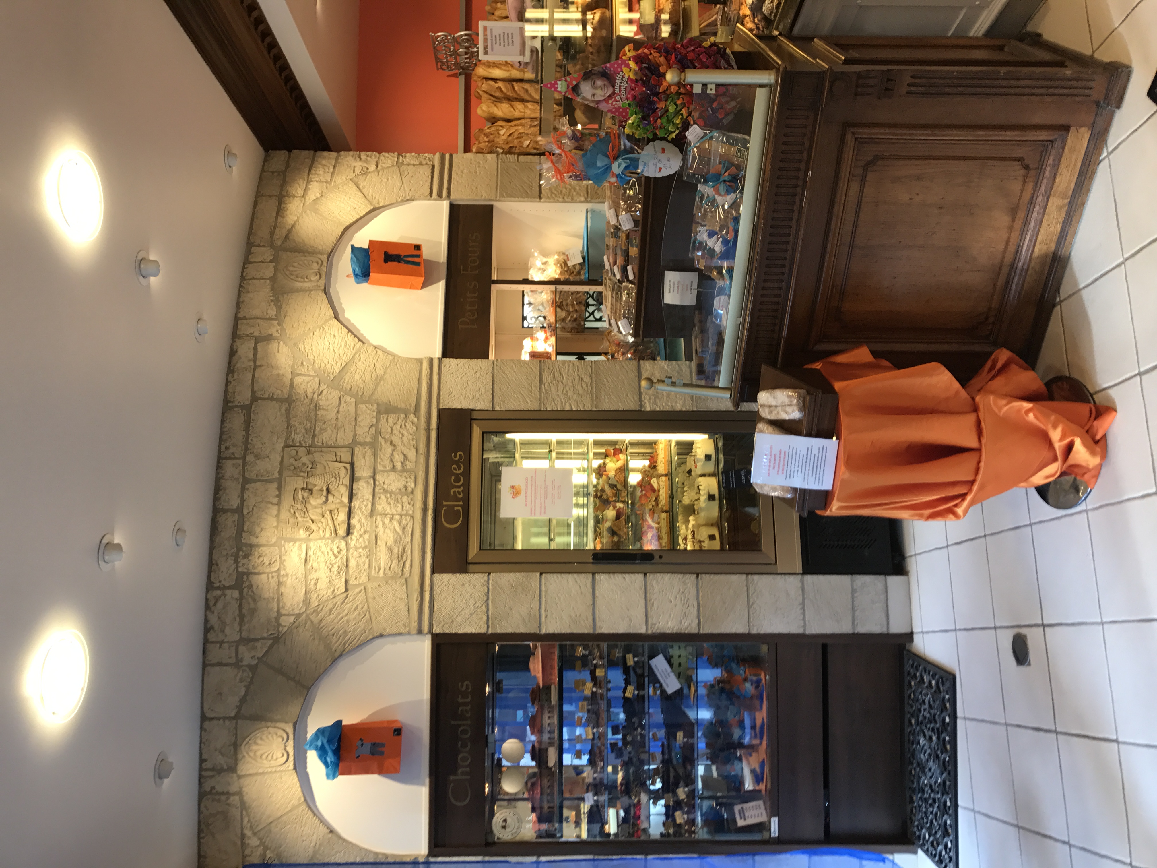 🥖À vendre boulangerie-pâtisserie située en plein cœur du centre-ville d'Ambert.

Ouverte du mardi au samedi, de 6h à 19h, avec 2 jours de repos par semaine (dimanche et lundi) et 5 semaines de congés annuels. Chiffre d’affaires : 410 000€ HT. 

Boulangerie-pâtisserie avec un fort potentiel de développement. Entièrement équipée avec du matériel récent, en excellent état et soigneusement entretenu, les locaux sont propres et parfaitement fonctionnels comprenant un magasin + arrière-boutique de 70 m², un laboratoire de boulangerie de 70 m², un laboratoire de pâtisserie de 90 m² et une réserve d’environ 100 m².

Prix de vente du fonds de commerce : 250 000€. 
Location des murs à 1 800€ par mois ou possibilité d'acheter les murs.

🏡Option logement : magnifique F5 de 140 m², avec 400 m² de terrain et piscine. Accès direct à la boulangerie. Loyer de 850€ par mois.