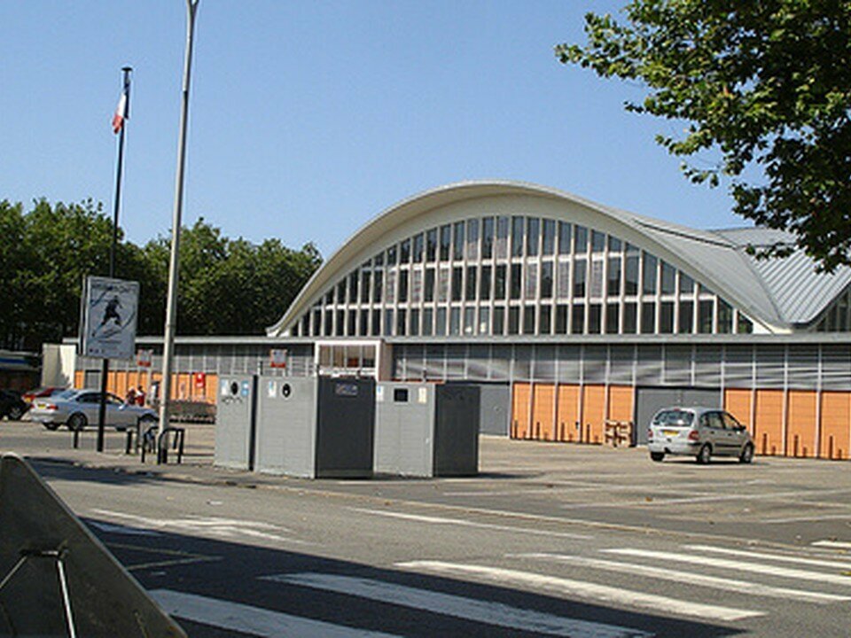À céder, fonds de commerce de restaurant de 377 m² situé en plein centre-ville du Havre, à proximité immédiate des Halles Centrales. L’établissement, en activité et bénéficiant d’un bon chiffre d’affaires, dispose d’une salle de réception de 140 à 150 couverts, d’un bar professionnel et d’une cuisine professionnelle équipée. L’ensemble comprend également deux appartements (F2 et F3) avec accès indépendant, deux caves et une pièce de stockage, offrant un réel potentiel de développement pour un investisseur. Une reprise en location est également possible.

Surface totale : 377 m² comprenant une salle de réception de 140 à 150 couverts, un bar, une cuisine professionnelle, deux appartements (F2 et F3) et deux caves.

Prix de cession du fonds de commerce : 500 000 € net vendeur
Honoraires agence : 6 % HT (30 000 € HT) à charge de l'acquéreur
Alternative en location : 60 000 € HT HC/an (5 000 €/mois)
Charges annuelles : 26 261 €

Annonce proposée par Pôle Implantation Commerce, service d'accompagnement des porteurs de projets commerciaux (réf. Ref076287).