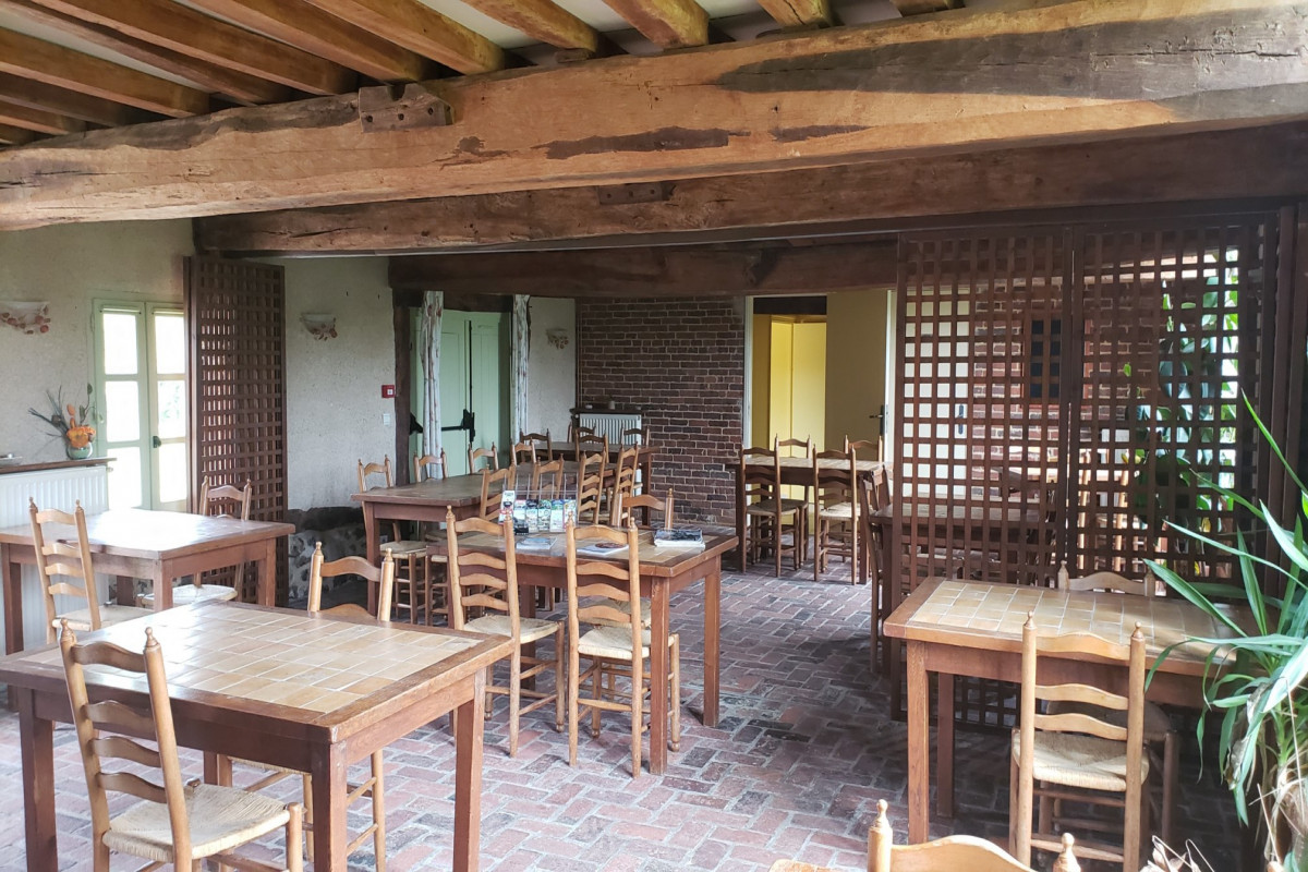 Dans un cadre idyllique d'une petite cité de caractère du Pays d'Auge le restaurant rénové dans la tradition est disponible de suite.