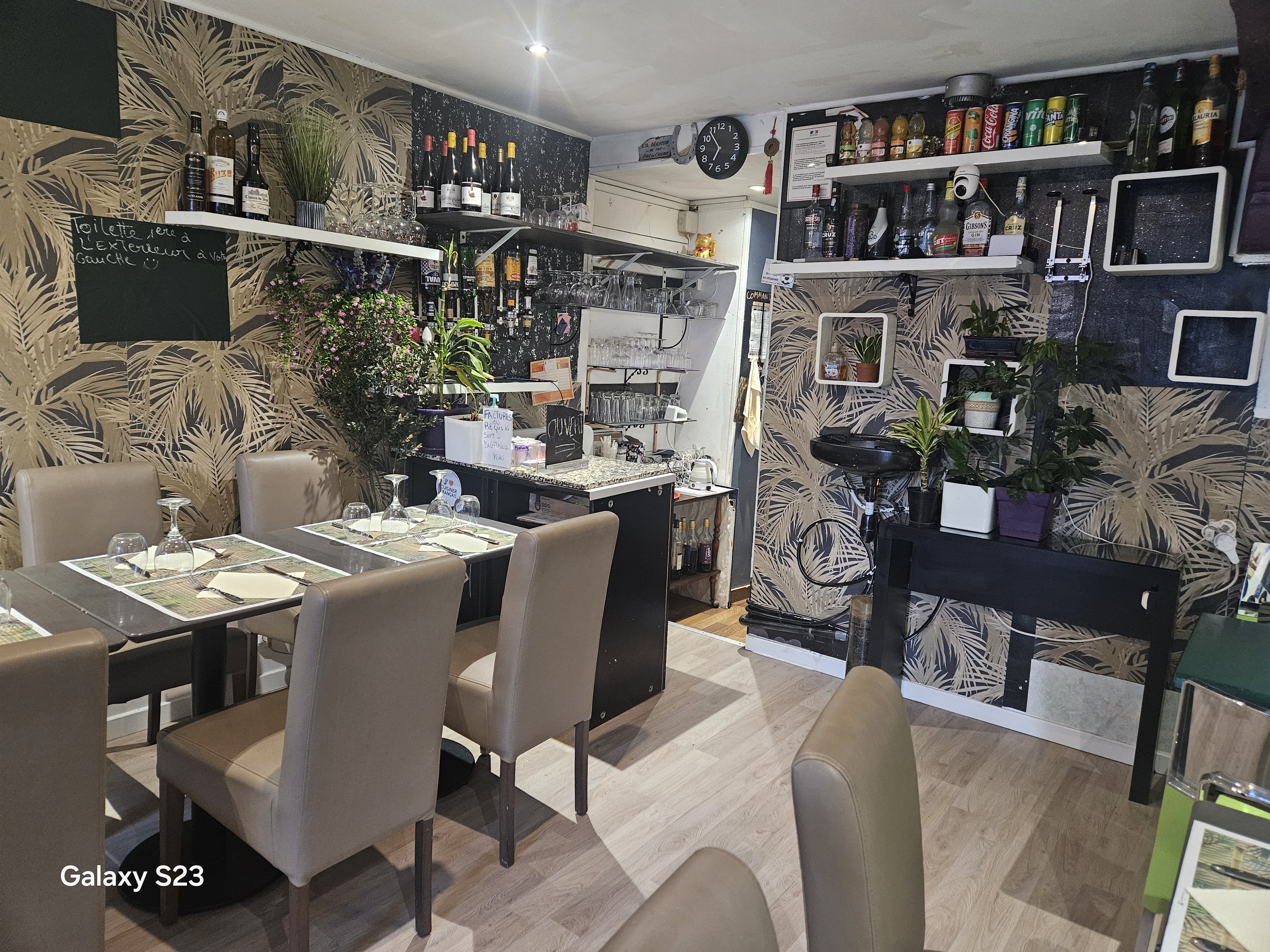 Description
A vendre fond de commerce Restaurant. Local en bn état et prêt à travailler immédiatement.
Une très belle salle et terrasse agréable
Possibilité de développer l’activité sur place où à emporter.
Attous:
Faible loyer 450€/ Mois
Belle emplacement et très bonne réputation.
IDEAL pour une première installation ou pour couple.
Cession du bien 35000€ (Négociation possible)