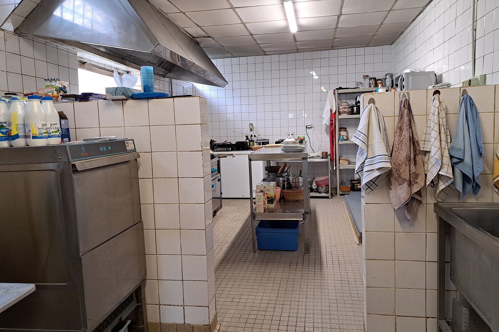 A saisir RESTAURANT?BAR+ RESIDENTIEL 282m2- sacrifié 95.000	
 
Bar restaurant prix sacrifié 95000€. Acheté en 2023 mais non exploité pour raisons de santé.( entre autres AVC) Idéalement situé sur la commune de La Chèze, sur la route départementale reliant le département des Côtes-d'Armor à celui du Morbihan, l'Auberge du Lié, vous propose : - une grande salle de 80m2,  un très beau bar de plus de 5 mètres avec fresques déco marine. - une salle attenante de 40 m2  avec entrée privative sur le logement du 1er étage ;  une cuisine 30m2 (à moderniser),  deux sanitaires pour la clientèle. - un jardinet et 2 dépendances, à l'avant une terrasse de 30 m² environ ensoleillée donnant sur la Place de la Mairie (parkings et jardin paysagé). A l'étage, 7 pieces , salle d'eau, WC séparés. Combles isolés 120m2. Système de chauffage modernisé (pompe à chaleur). Baie vitrée et douze fenêtres oscillo-battantes en PVC double vitrage. DPE (B) Licence 4. Directement situé sur la route nationale. (SVP  acheteur sérieux, 2ans d'attente sur des financements refusés).